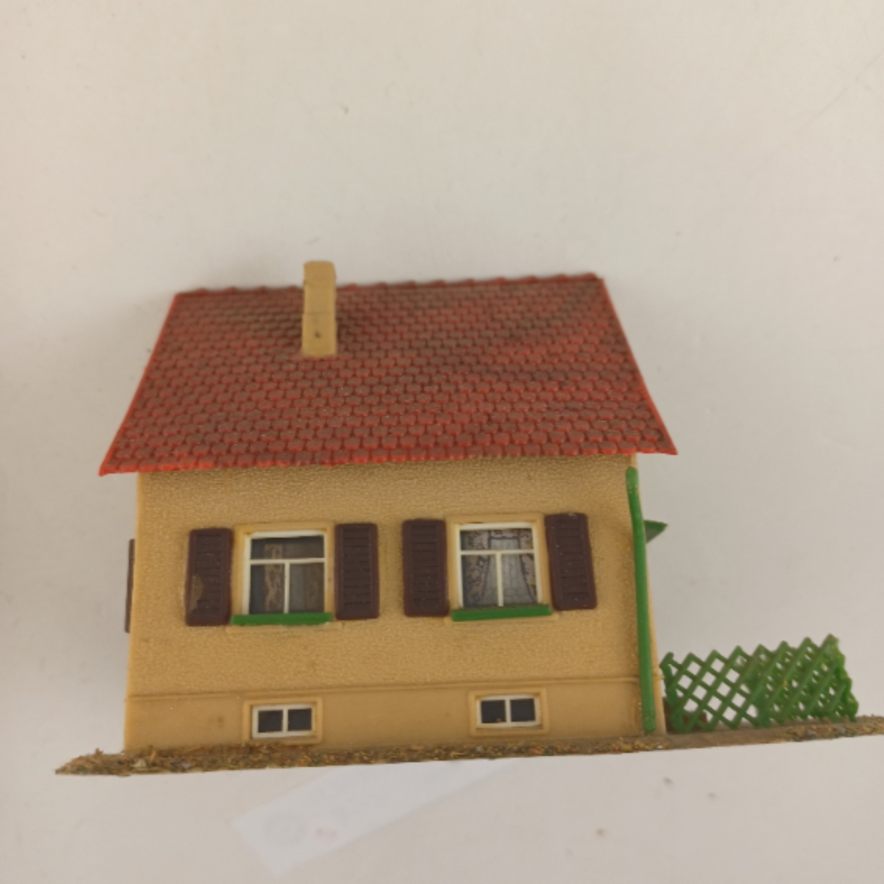 Voir photo 4 de Maquette de modélisme d'une maison de toit rouge avec une cloture de 8x11x8 cm Maquette de modélisme d'une maison de toit rouge avec une cloture de 8x11x8 cm Très bon état reconditionné photo 4