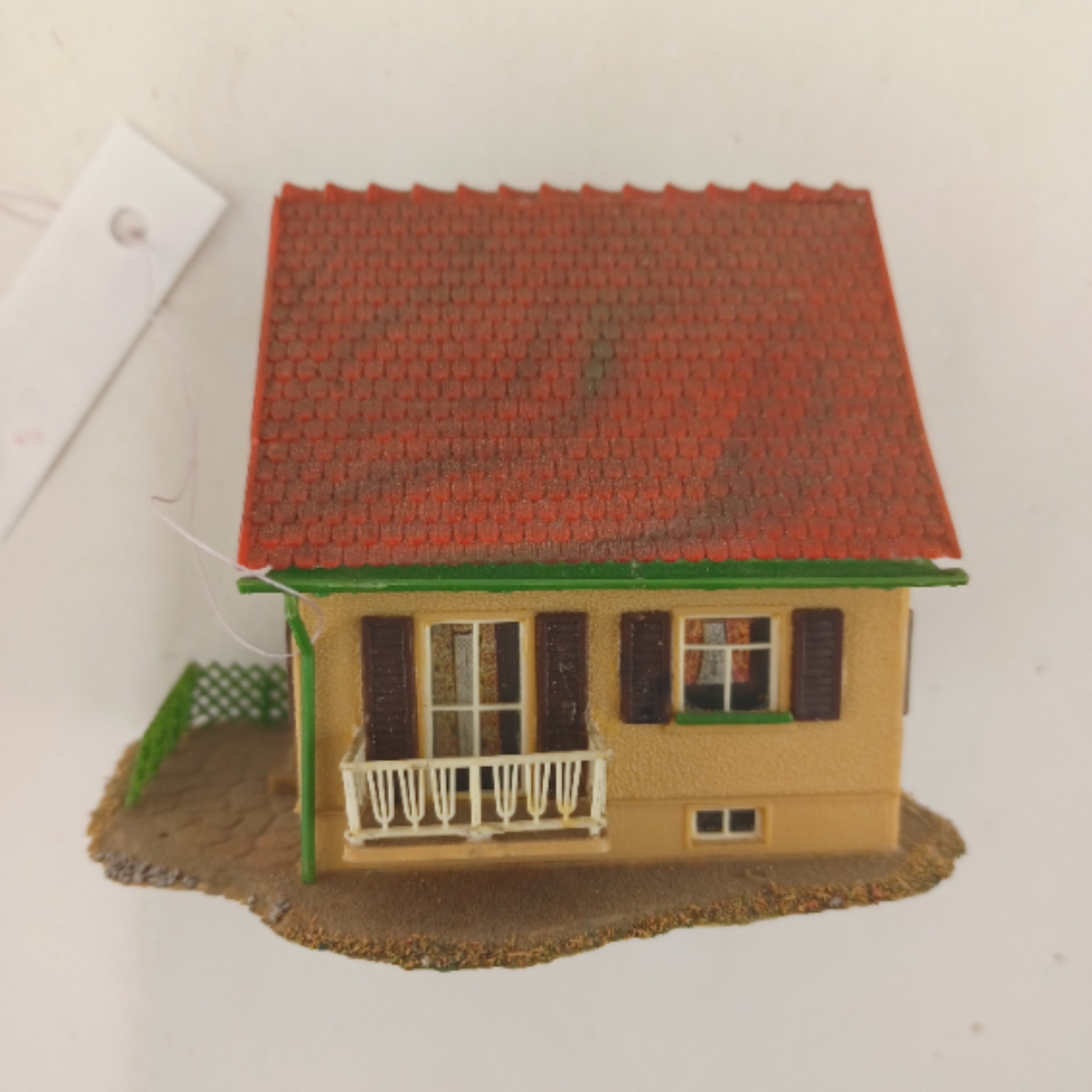 Voir photo 5 de Maquette de modélisme d'une maison de toit rouge avec une cloture de 8x11x8 cm Maquette de modélisme d'une maison de toit rouge avec une cloture de 8x11x8 cm Très bon état reconditionné photo 5