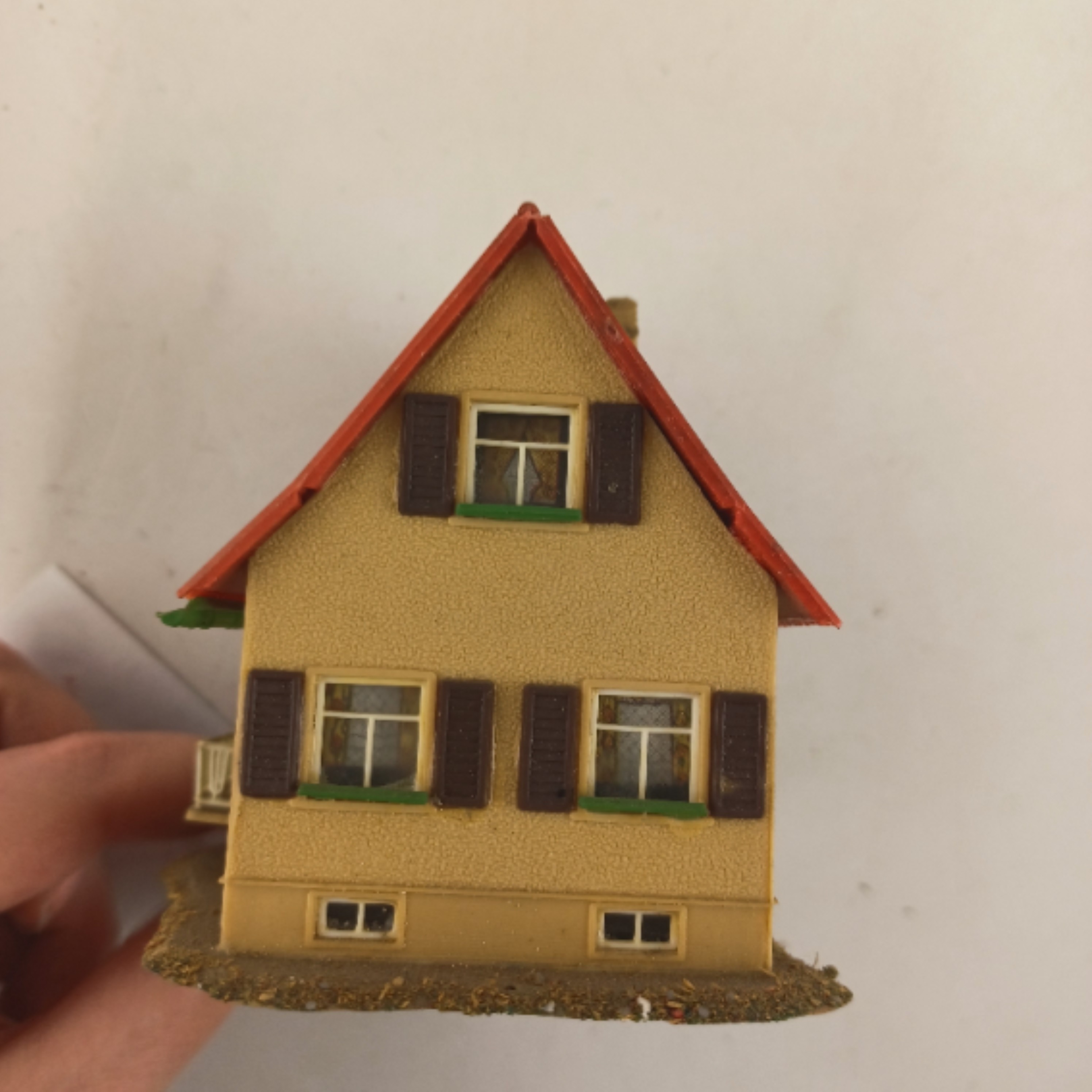 Voir photo 6 de Maquette de modélisme d'une maison de toit rouge avec une cloture de 8x11x8 cm Maquette de modélisme d'une maison de toit rouge avec une cloture de 8x11x8 cm Très bon état reconditionné photo 6