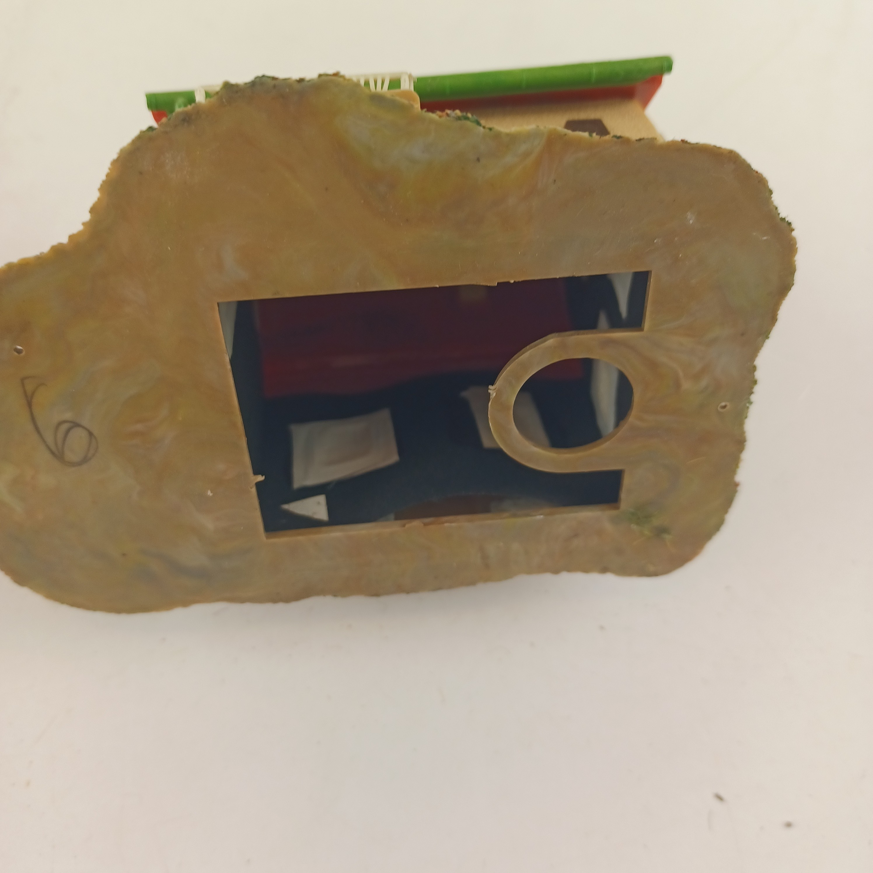 Voir photo 7 de Maquette de modélisme d'une maison de toit rouge avec une cloture de 8x11x8 cm Maquette de modélisme d'une maison de toit rouge avec une cloture de 8x11x8 cm Très bon état reconditionné photo 7