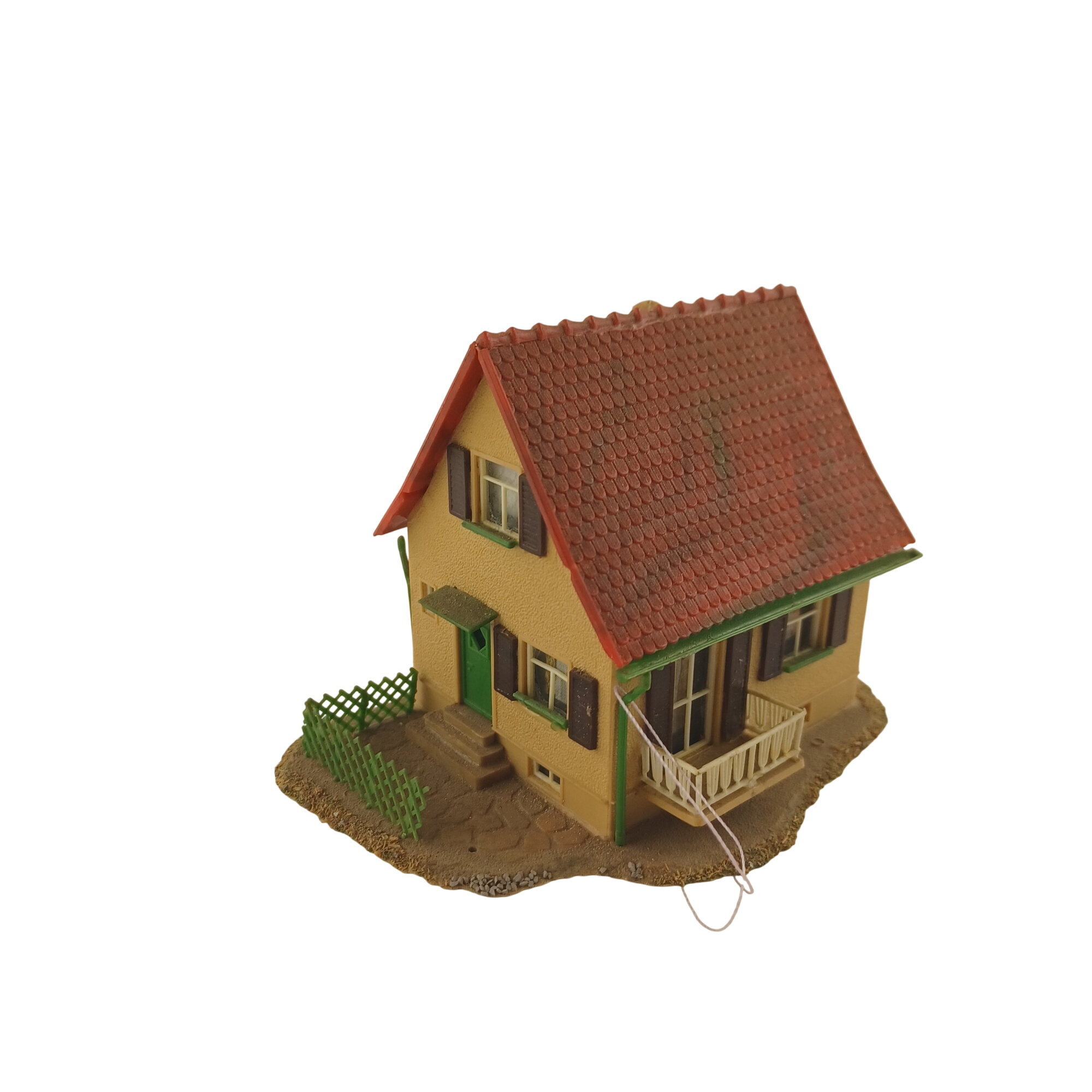 Maquette de modélisme d'une maison de toit rouge avec une cloture de 8x11x8 cm Très bon état - 25,00 € Maquette de modélisme d'une maison de toit rouge avec une cloture de 8x11x8 cm Très bon état reconditionné disponible sur Label Emmaüs