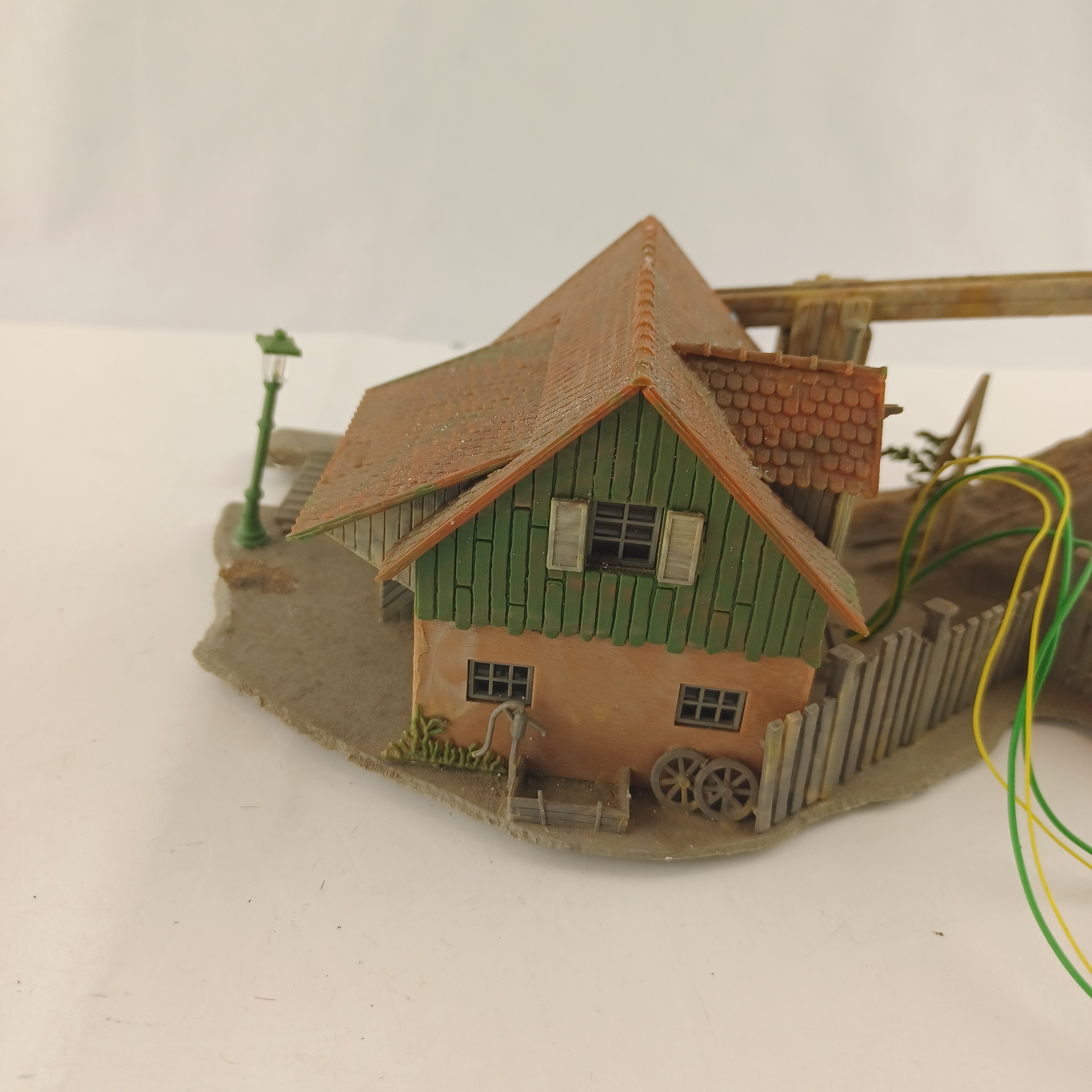 Voir photo 3 de Maquette de modélisme d'une roue à aube mécanique avec système d'irrigation, maisonnette et lampadaire de 25x15 cm Maquette de modélisme d'une roue à aube mécanique avec système d'irrigation, maisonnette et lampadaire de 25x15 cm Très bon état reconditionné photo 3