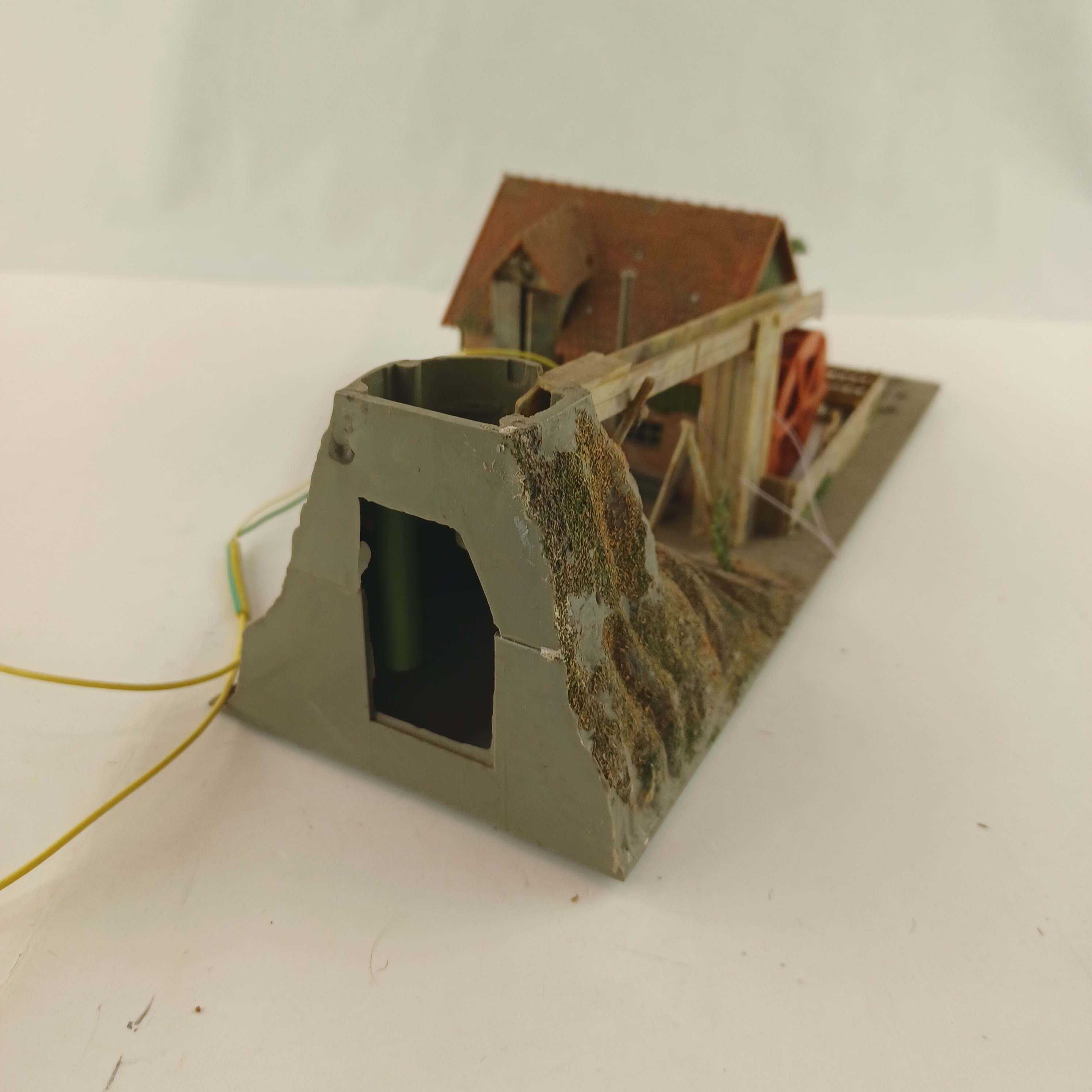 Voir photo 4 de Maquette de modélisme d'une roue à aube mécanique avec système d'irrigation, maisonnette et lampadaire de 25x15 cm Maquette de modélisme d'une roue à aube mécanique avec système d'irrigation, maisonnette et lampadaire de 25x15 cm Très bon état reconditionné photo 4