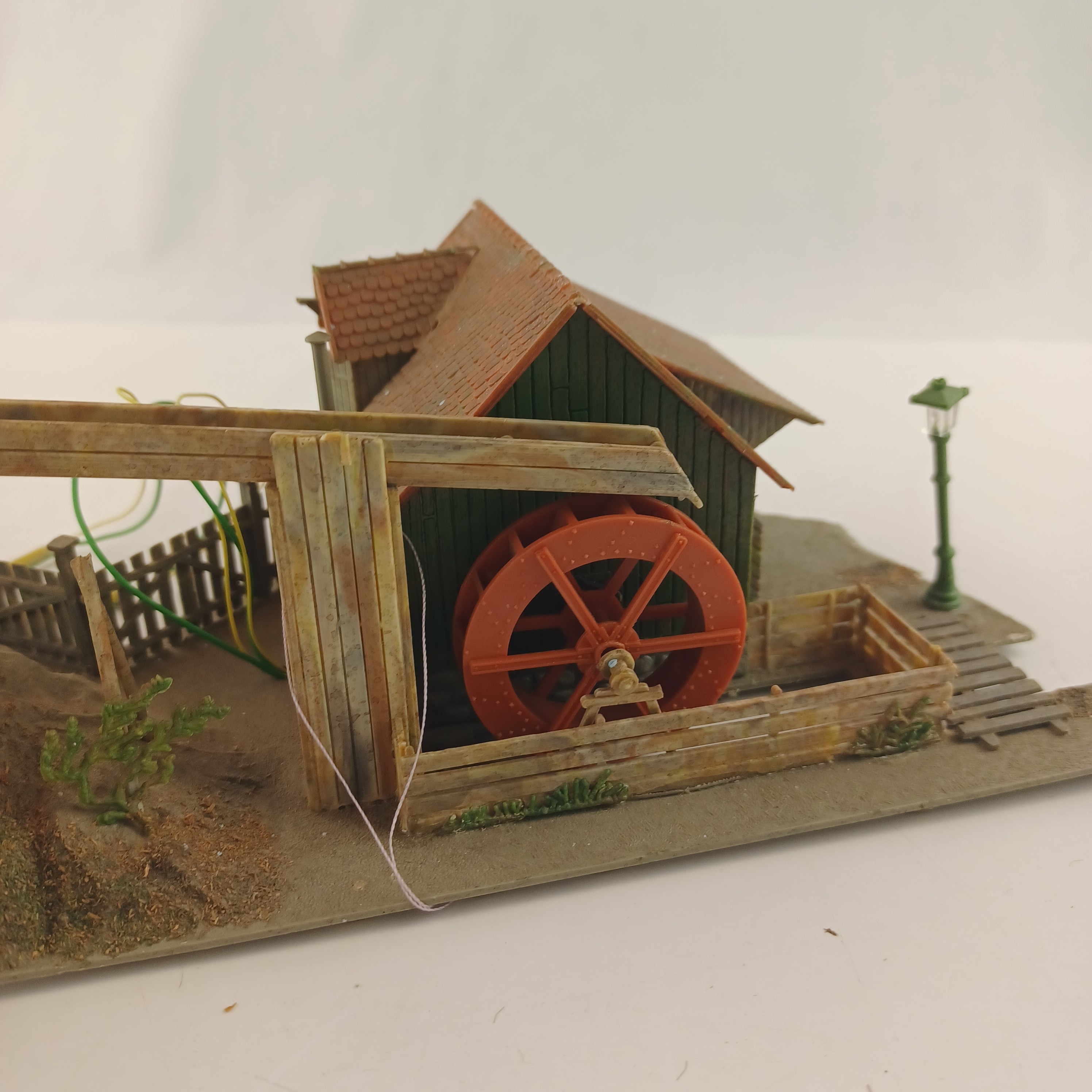Voir photo 7 de Maquette de modélisme d'une roue à aube mécanique avec système d'irrigation, maisonnette et lampadaire de 25x15 cm Maquette de modélisme d'une roue à aube mécanique avec système d'irrigation, maisonnette et lampadaire de 25x15 cm Très bon état reconditionné photo 7