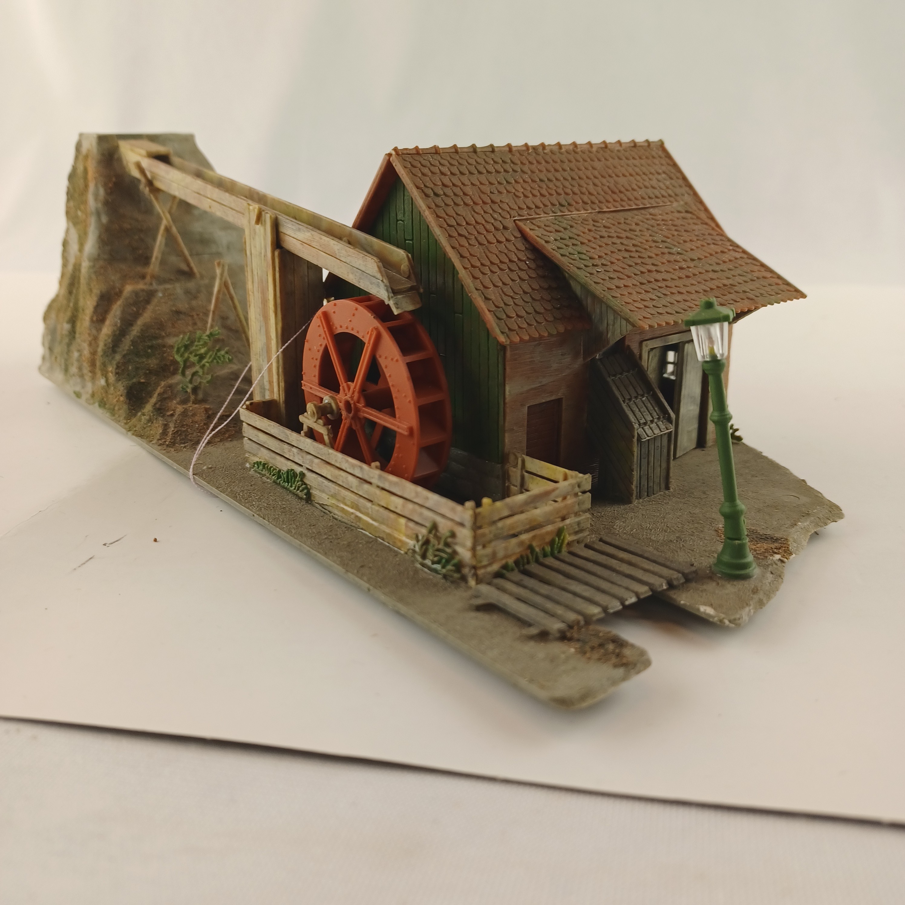 Voir photo 8 de Maquette de modélisme d'une roue à aube mécanique avec système d'irrigation, maisonnette et lampadaire de 25x15 cm Maquette de modélisme d'une roue à aube mécanique avec système d'irrigation, maisonnette et lampadaire de 25x15 cm Très bon état reconditionné photo 8