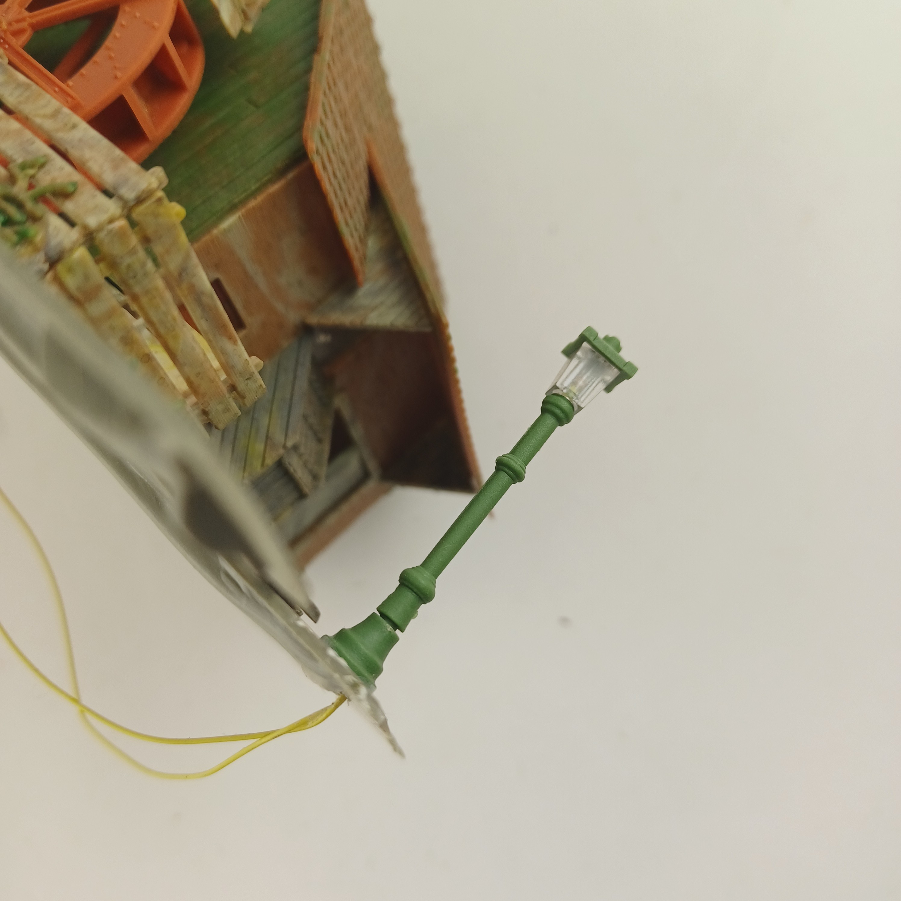 Voir photo 9 de Maquette de modélisme d'une roue à aube mécanique avec système d'irrigation, maisonnette et lampadaire de 25x15 cm Maquette de modélisme d'une roue à aube mécanique avec système d'irrigation, maisonnette et lampadaire de 25x15 cm Très bon état reconditionné photo 9