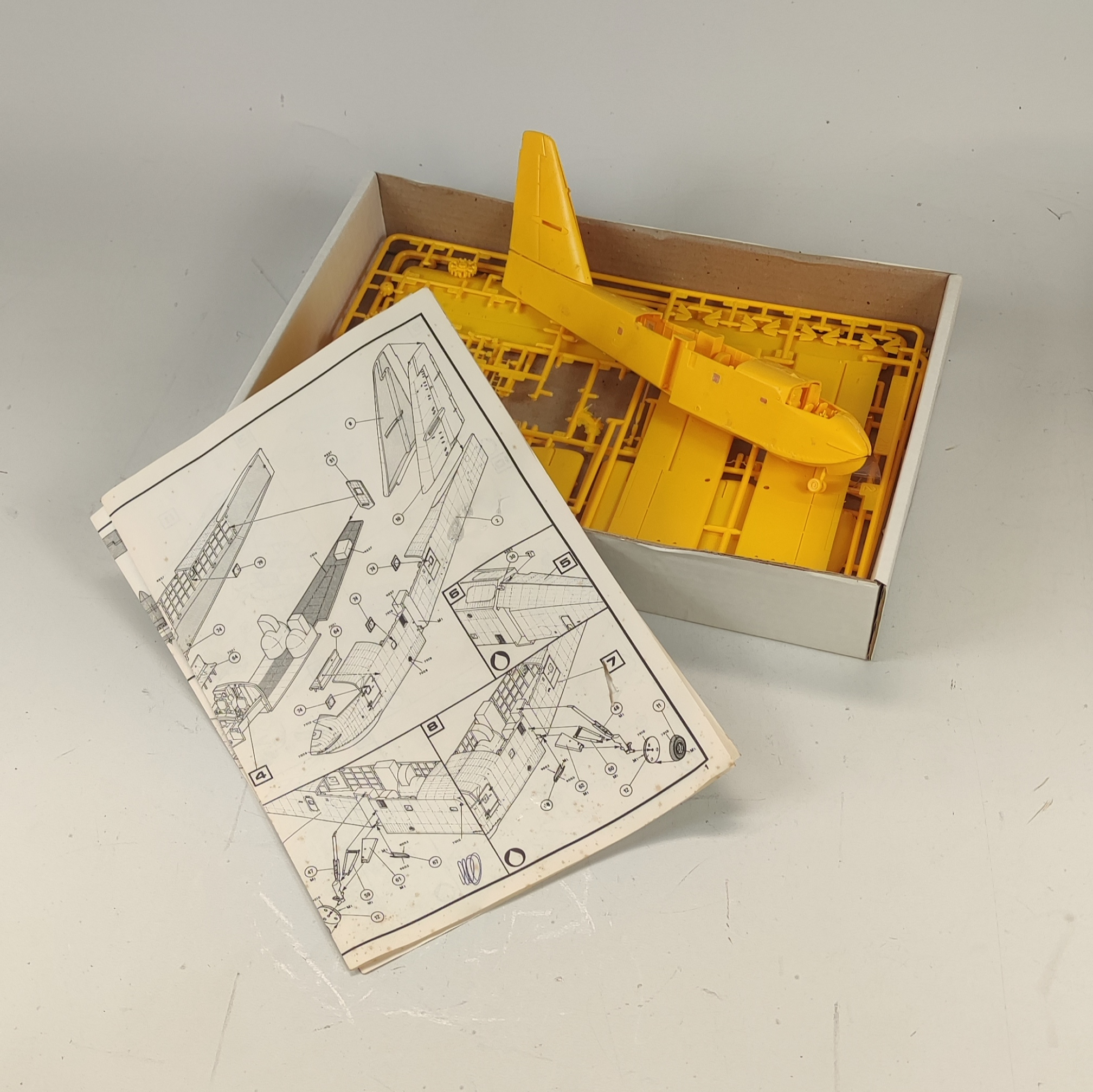 Voir photo 4 de Maquette Heller n°304 de Canadair C. L 215 échelle 1/72 partiellement montée édition 1980 Maquette Heller n°304 de Canadair C. L 215 échelle 1/72 partiellement montée édition 1980 État correct reconditionné photo 4