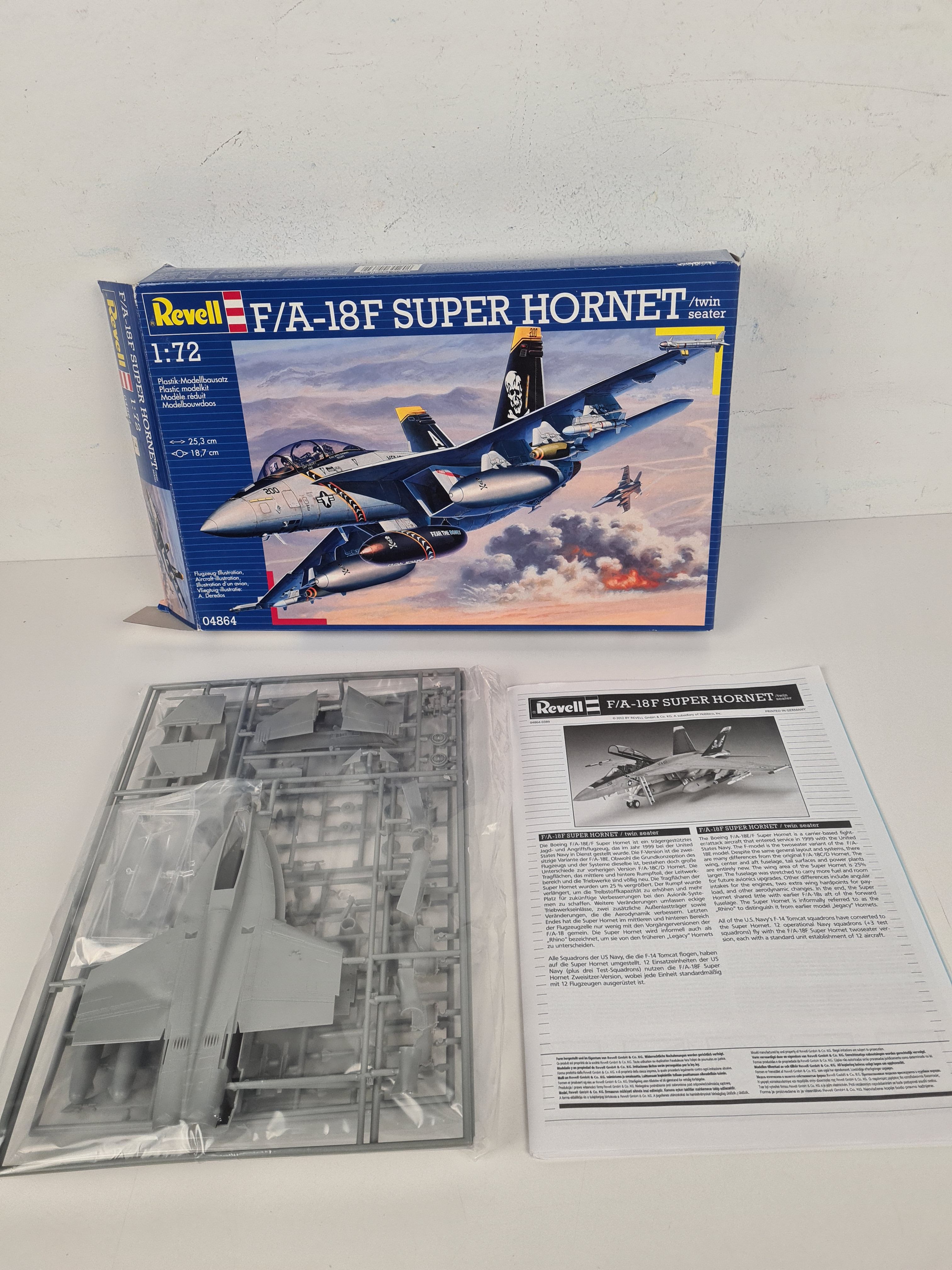 Voir photo 2 de Maquette plastique à monter - 04864 - 1:72, F/A-18F Super Hornet / twin seater - Revell Maquette plastique à monter - 04864 - 1:72, F/A-18F Super Hornet / twin seater - Revell Parfait état reconditionné photo 2