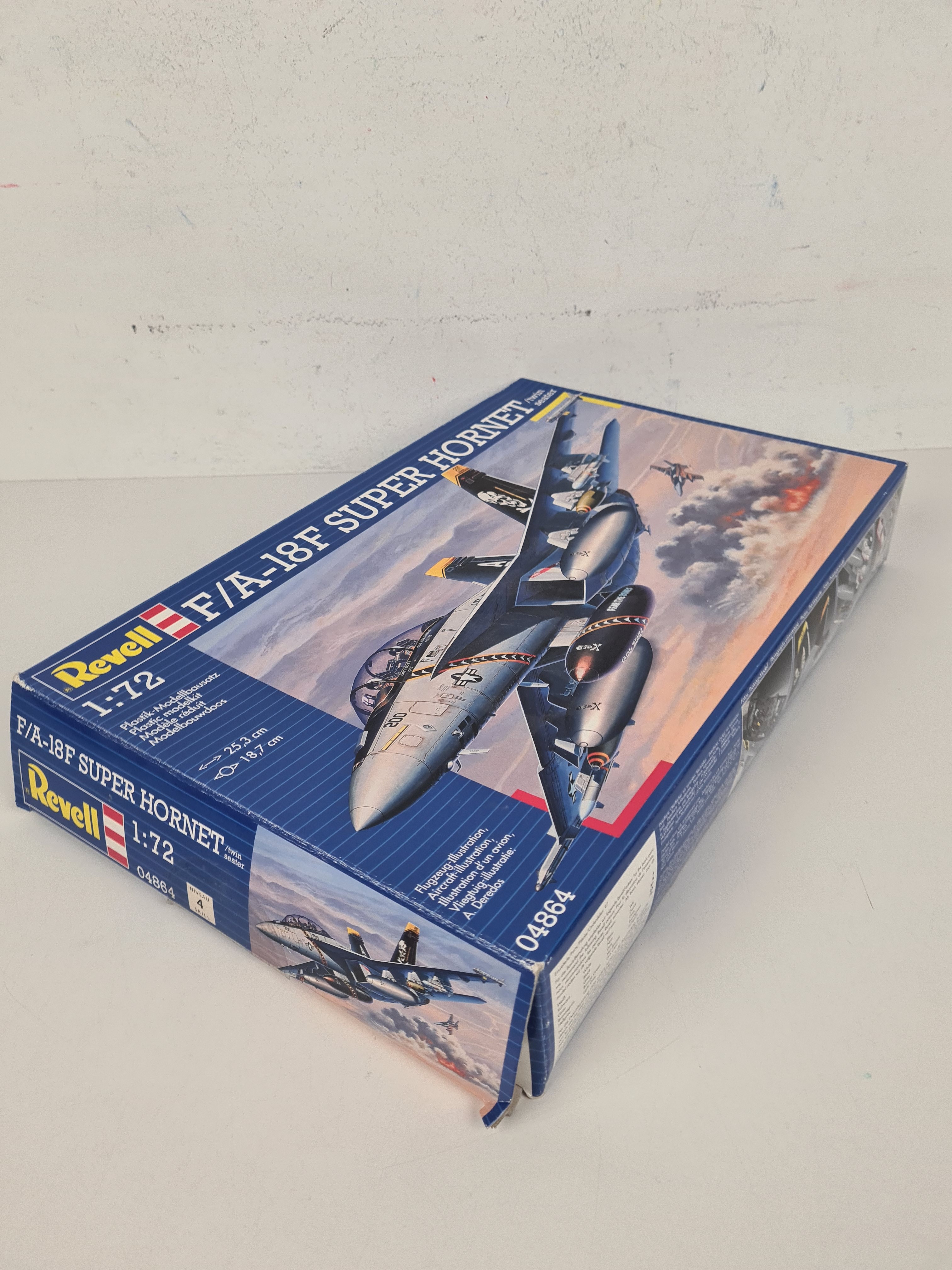 Voir photo 3 de Maquette plastique à monter - 04864 - 1:72, F/A-18F Super Hornet / twin seater - Revell Maquette plastique à monter - 04864 - 1:72, F/A-18F Super Hornet / twin seater - Revell Parfait état reconditionné photo 3