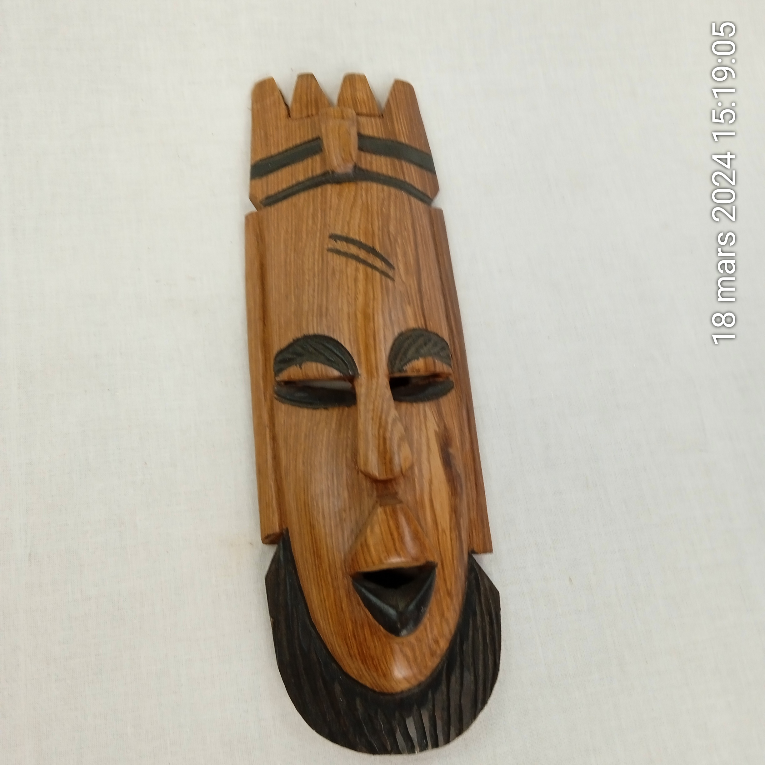 Voir photo 2 de Masque Africain Art Tribal en bois clair décoratif sculpté à la main Hauteur 38 cm Masque Africain Art Tribal en bois clair décoratif sculpté à la main Hauteur 38 cm Très bon état reconditionné photo 2