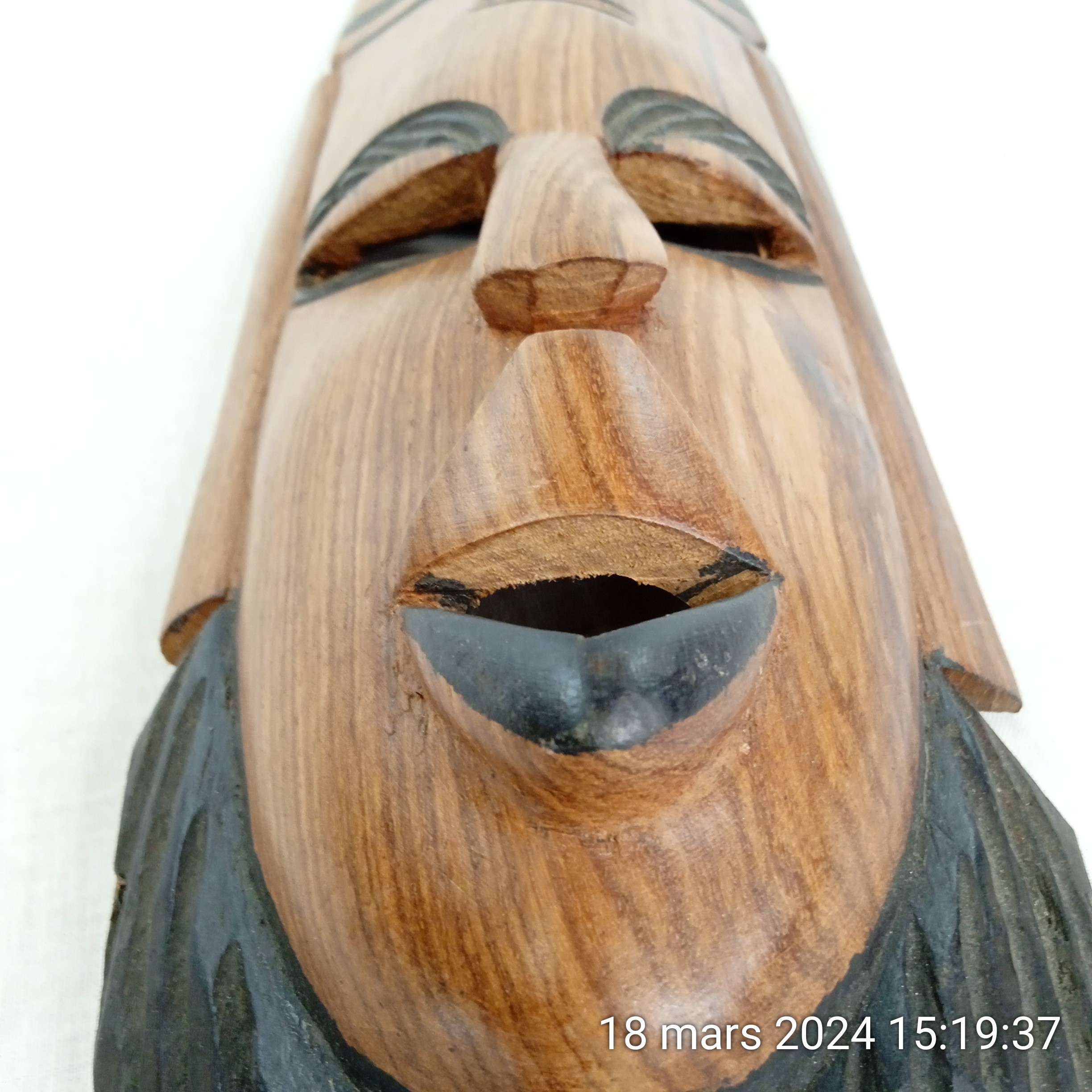 Voir photo 3 de Masque Africain Art Tribal en bois clair décoratif sculpté à la main Hauteur 38 cm Masque Africain Art Tribal en bois clair décoratif sculpté à la main Hauteur 38 cm Très bon état reconditionné photo 3