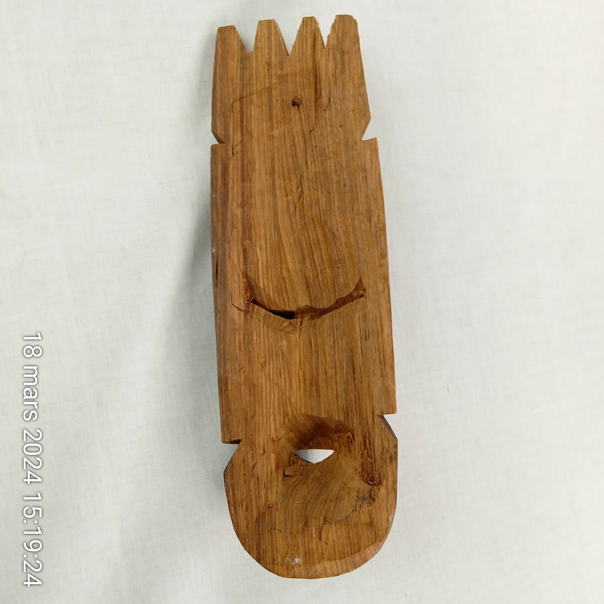 Voir photo 4 de Masque Africain Art Tribal en bois clair décoratif sculpté à la main Hauteur 38 cm Masque Africain Art Tribal en bois clair décoratif sculpté à la main Hauteur 38 cm Très bon état reconditionné photo 4