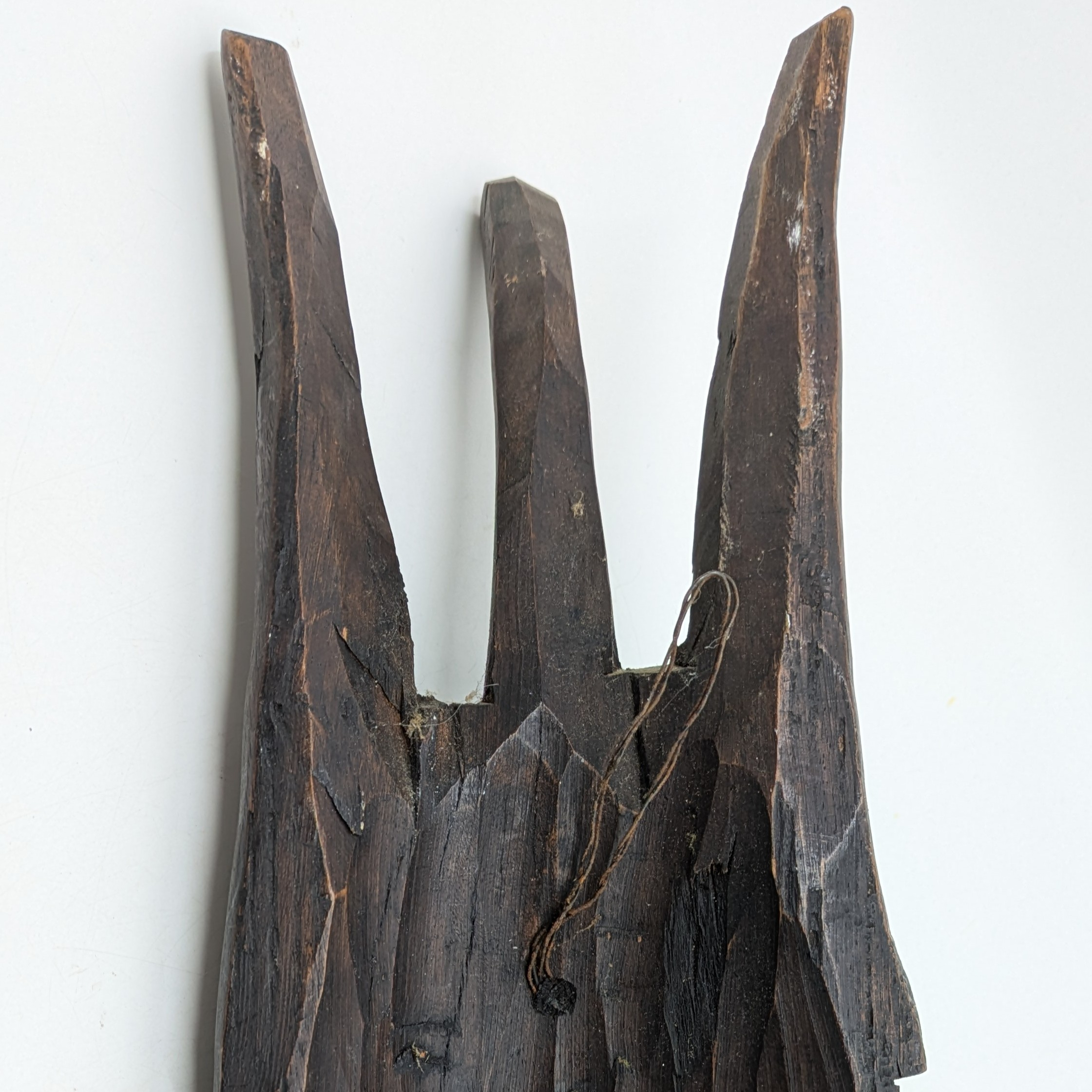 Voir photo 6 de Masque africain en bois sculpté – Sculpture traditionnelle murale Masque africain en bois sculpté – Sculpture traditionnelle murale Bon état reconditionné photo 6