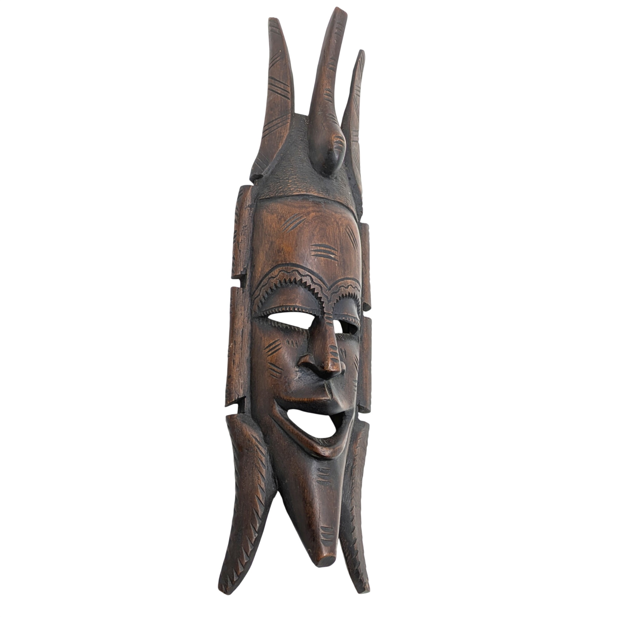 Masque africain en bois sculpté – Sculpture traditionnelle murale Bon état - 35,00 € Masque africain en bois sculpté – Sculpture traditionnelle murale Bon état reconditionné disponible sur Label Emmaüs
