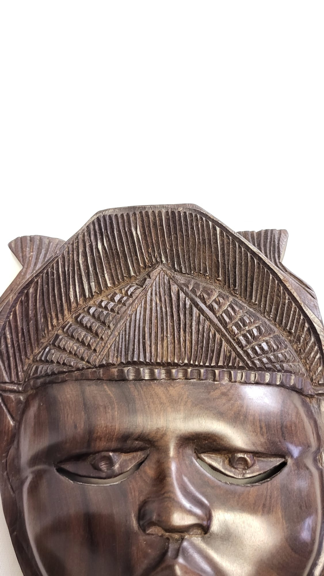 Voir photo 2 de Masque Africain sculpté bois à suspendre Masque Africain sculpté bois à suspendre État correct reconditionné photo 2