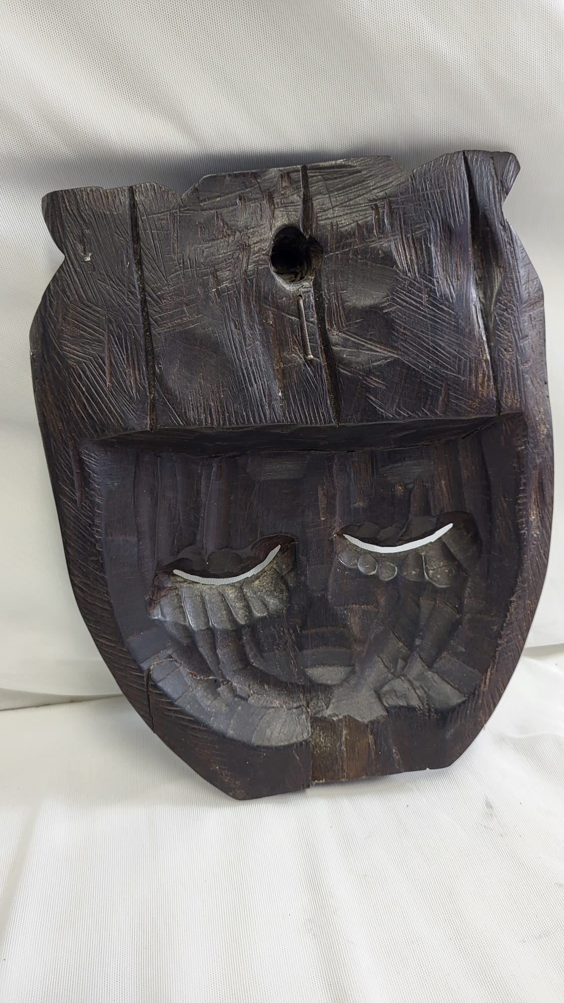 Voir photo 9 de Masque Africain sculpté bois à suspendre Masque Africain sculpté bois à suspendre État correct reconditionné photo 9