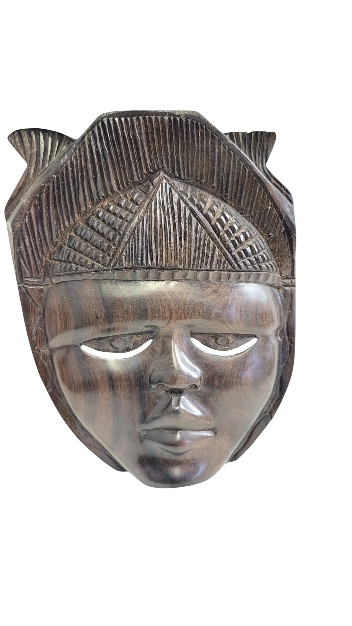 Masque Africain sculpté bois à suspendre État correct - 22,00 € Masque Africain sculpté bois à suspendre État correct reconditionné disponible sur Label Emmaüs