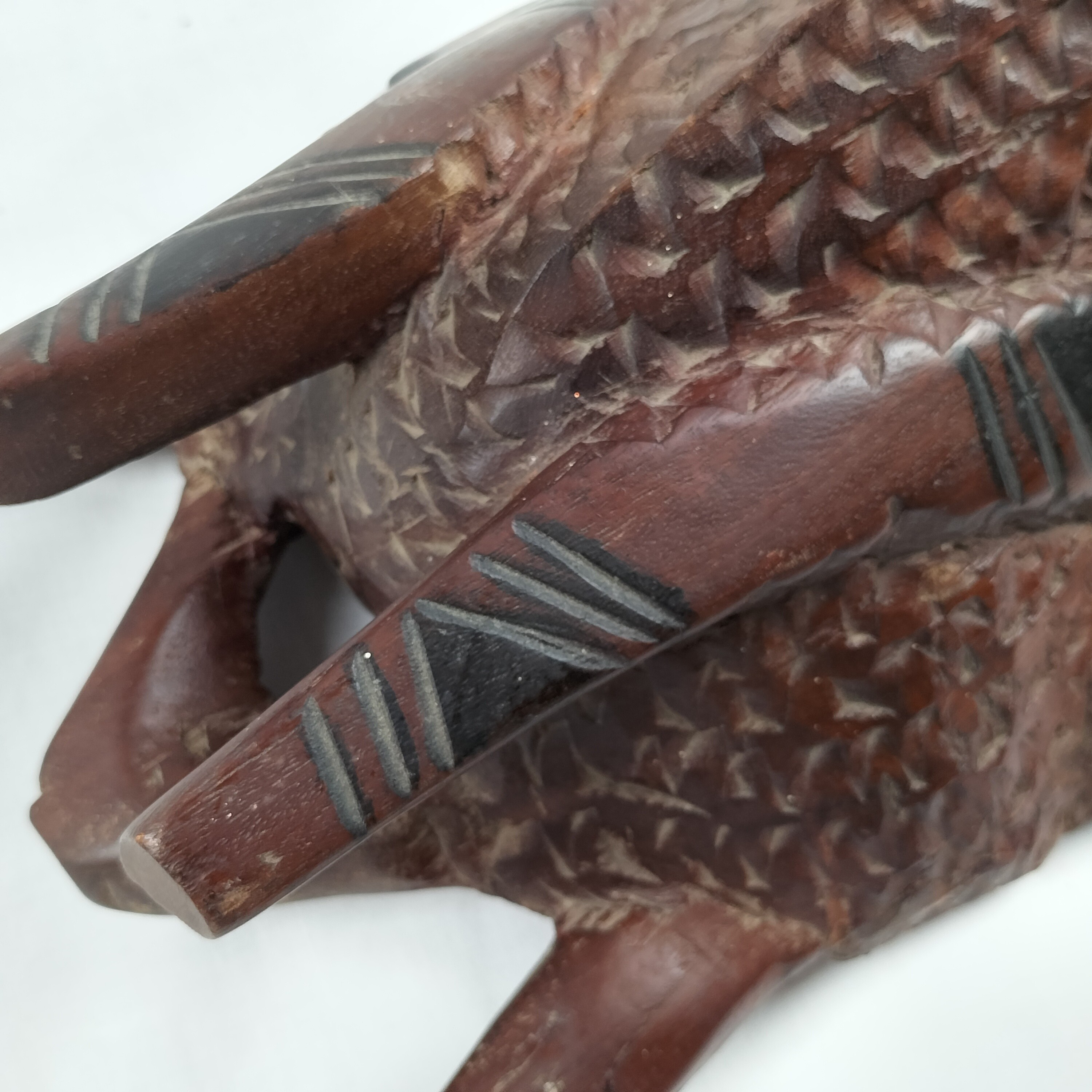Voir photo 10 de Masque africain traditionnel du Sénégal en bois d’ébène – Pièce artisanale sculptée et peinte à la main Masque africain traditionnel du Sénégal en bois d’ébène – Pièce artisanale sculptée et peinte à la main Bon état reconditionné photo 10