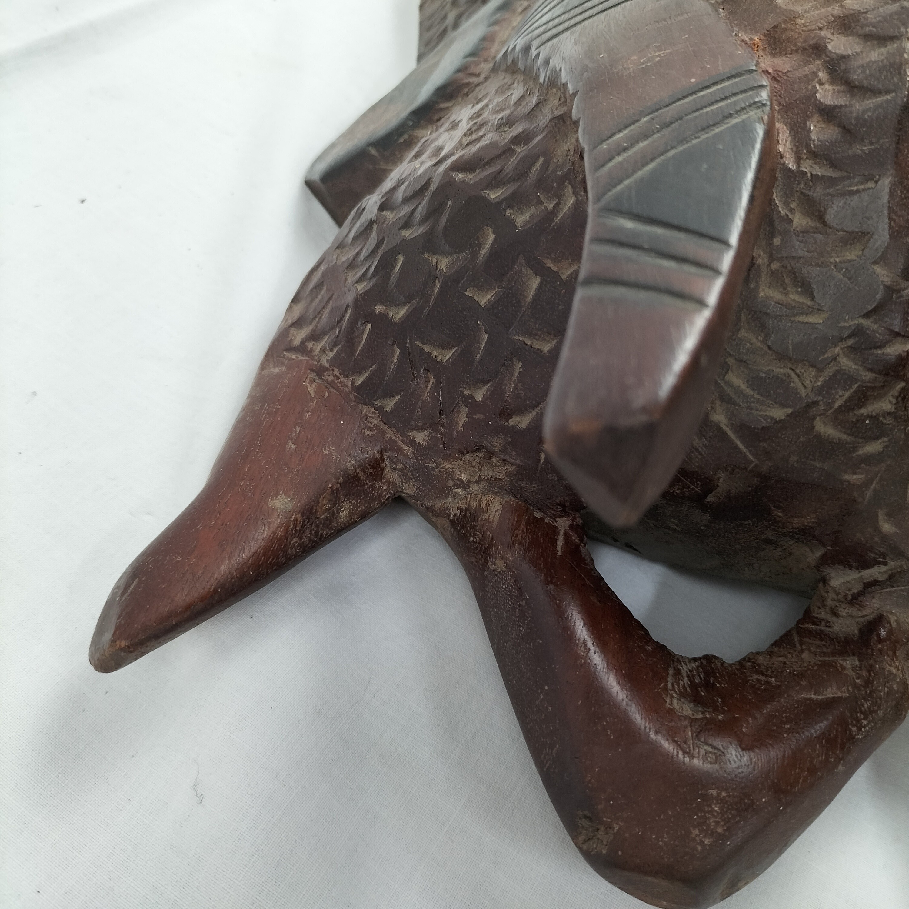 Voir photo 11 de Masque africain traditionnel du Sénégal en bois d’ébène – Pièce artisanale sculptée et peinte à la main Masque africain traditionnel du Sénégal en bois d’ébène – Pièce artisanale sculptée et peinte à la main Bon état reconditionné photo 11