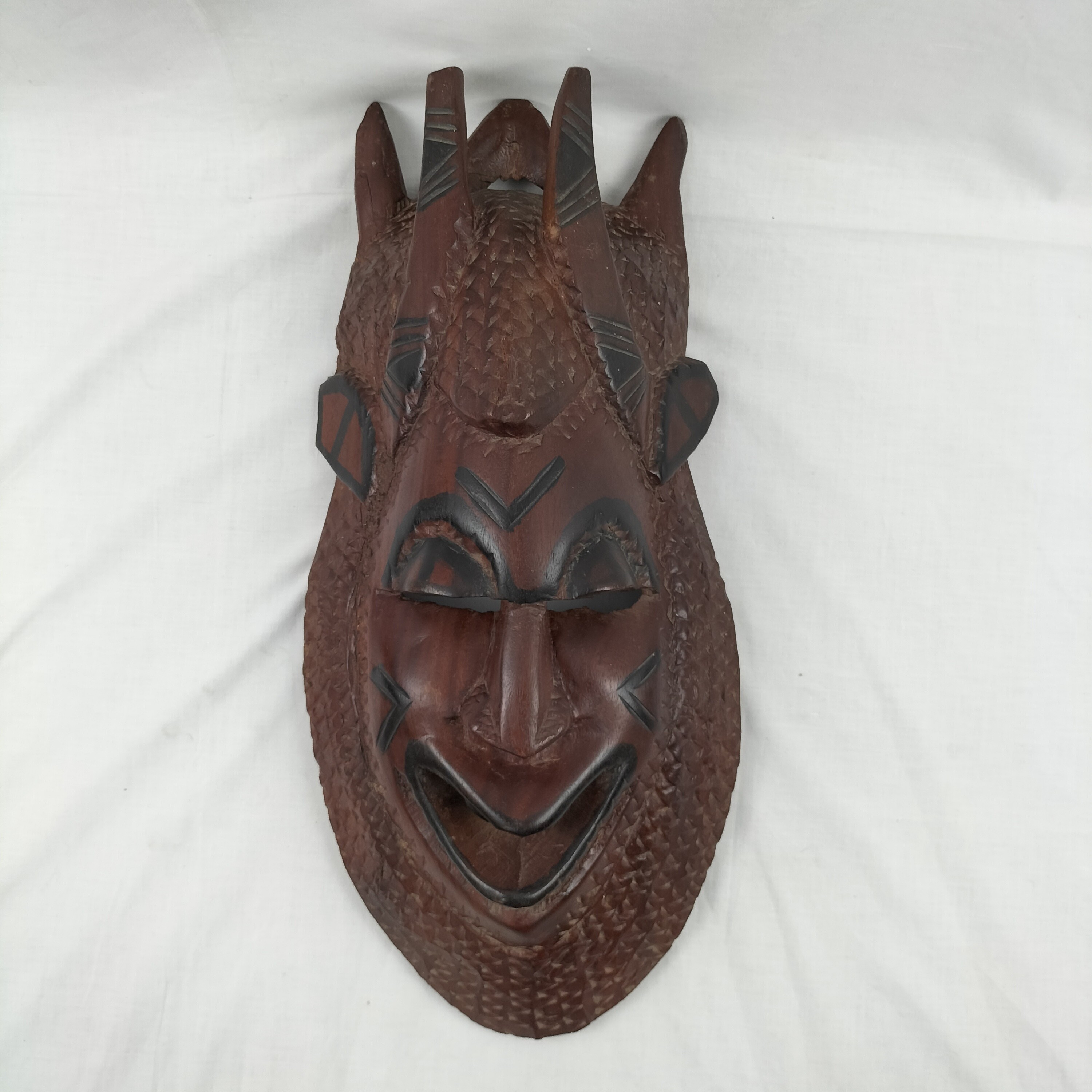 Voir photo 2 de Masque africain traditionnel du Sénégal en bois d’ébène – Pièce artisanale sculptée et peinte à la main Masque africain traditionnel du Sénégal en bois d’ébène – Pièce artisanale sculptée et peinte à la main Bon état reconditionné photo 2