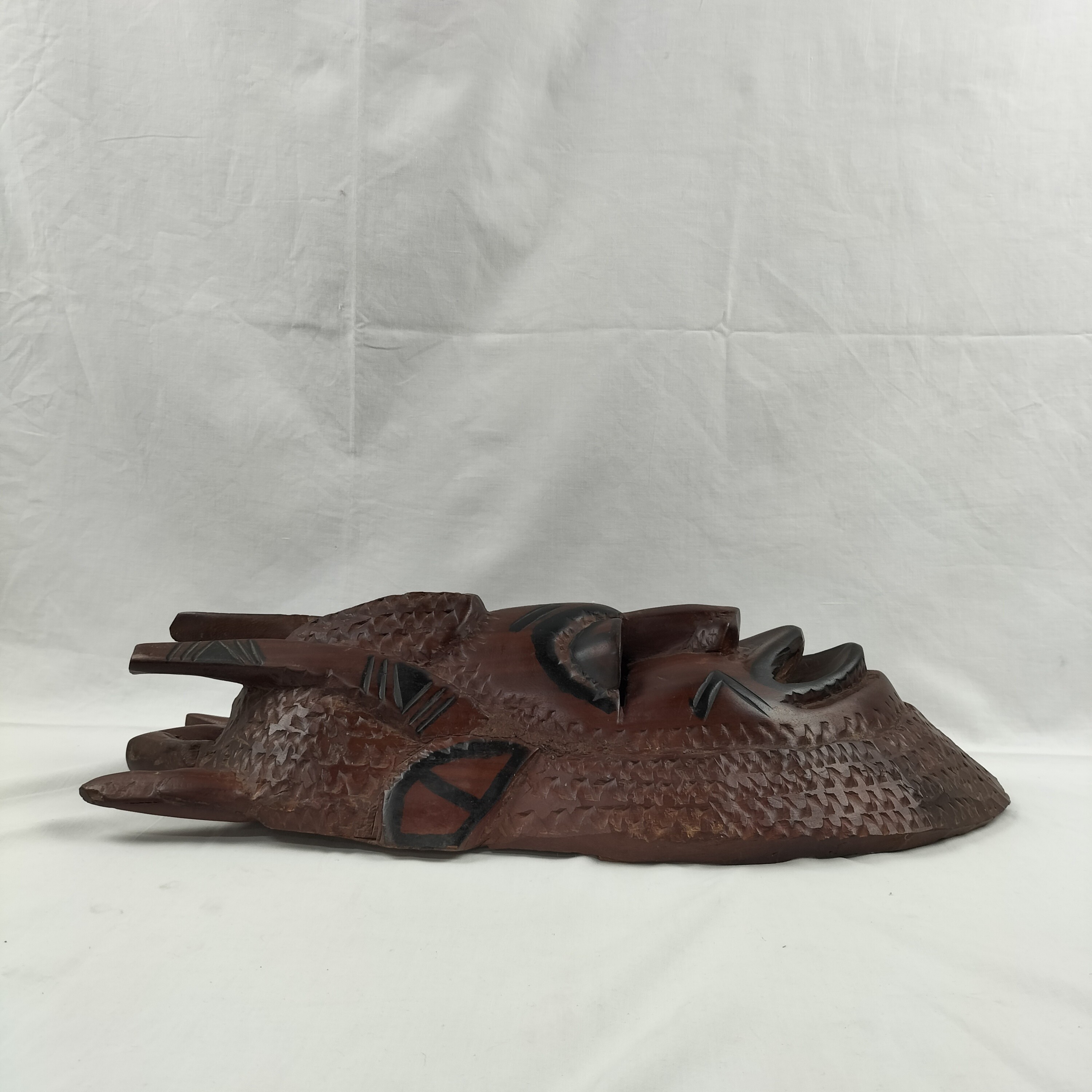 Voir photo 4 de Masque africain traditionnel du Sénégal en bois d’ébène – Pièce artisanale sculptée et peinte à la main Masque africain traditionnel du Sénégal en bois d’ébène – Pièce artisanale sculptée et peinte à la main Bon état reconditionné photo 4