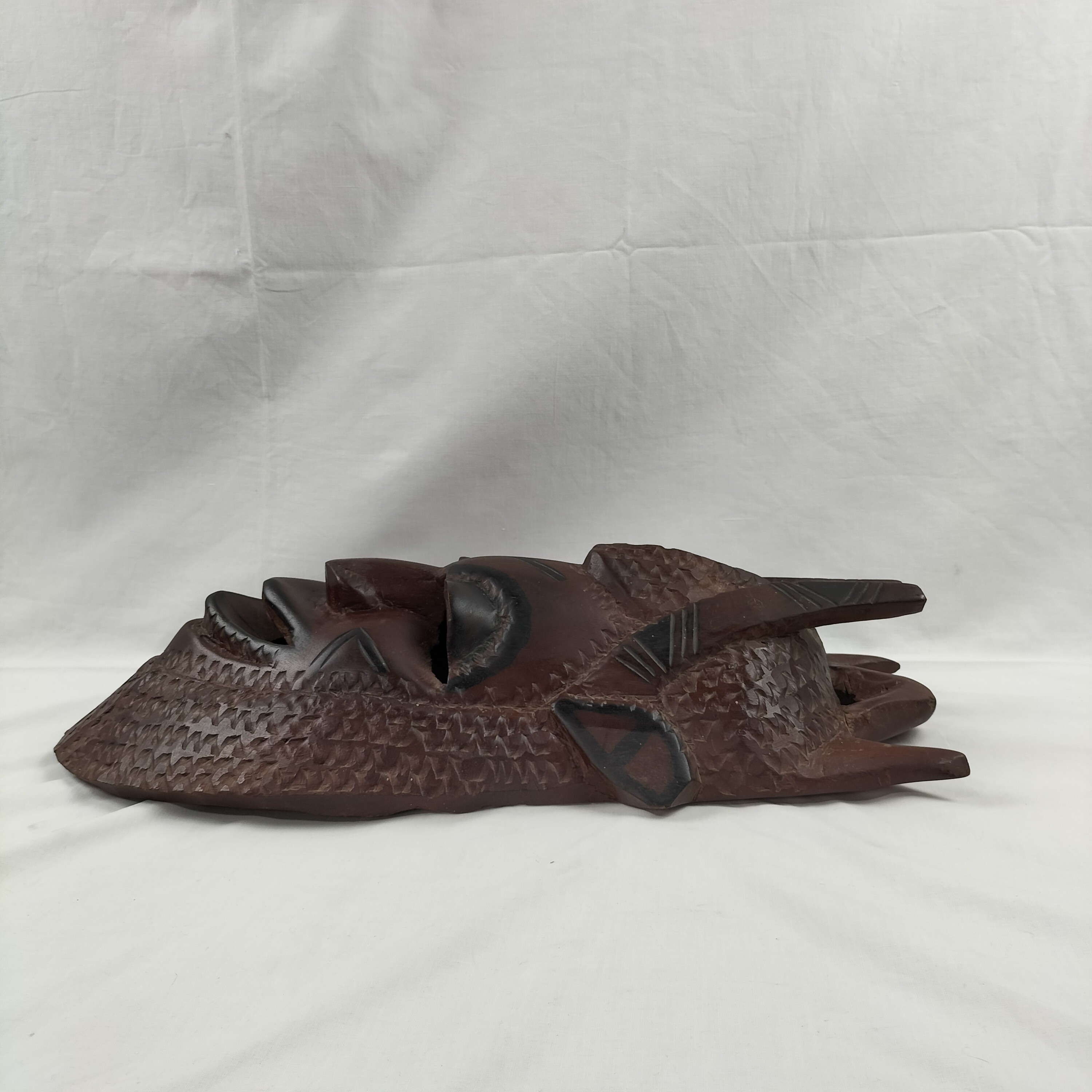 Voir photo 5 de Masque africain traditionnel du Sénégal en bois d’ébène – Pièce artisanale sculptée et peinte à la main Masque africain traditionnel du Sénégal en bois d’ébène – Pièce artisanale sculptée et peinte à la main Bon état reconditionné photo 5