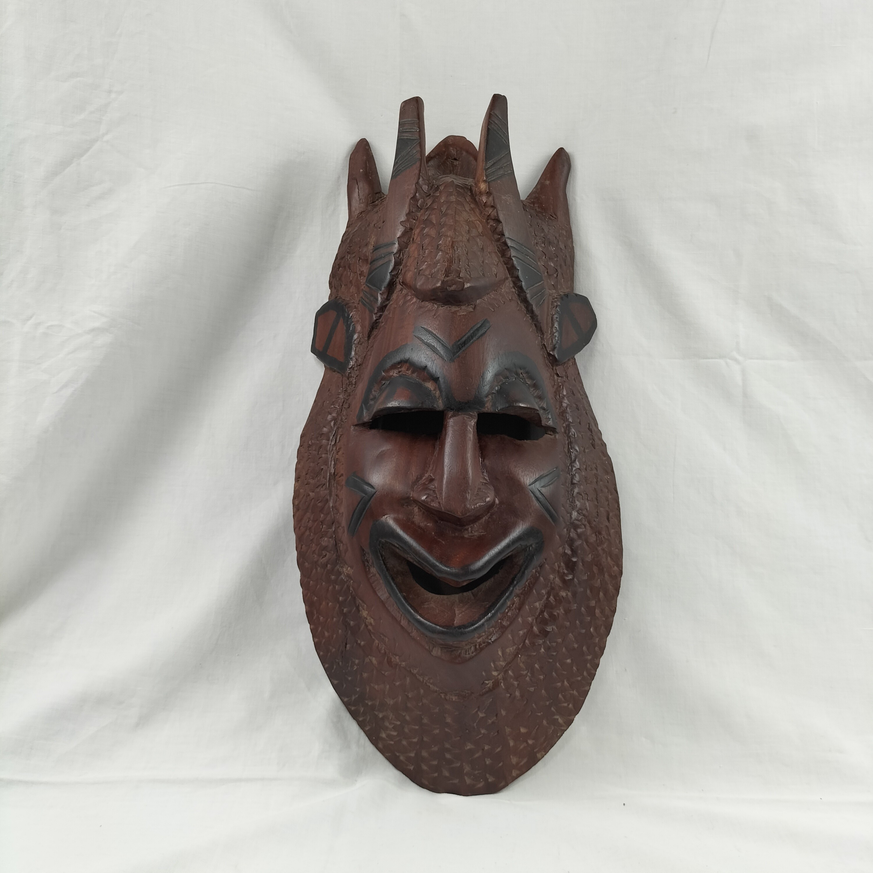 Masque africain traditionnel du Sénégal en bois d’ébène – Pièce artisanale sculptée et peinte à la main Bon état - 25,00 € Masque africain traditionnel du Sénégal en bois d’ébène – Pièce artisanale sculptée et peinte à la main Bon état reconditionné disponible sur Label Emmaüs