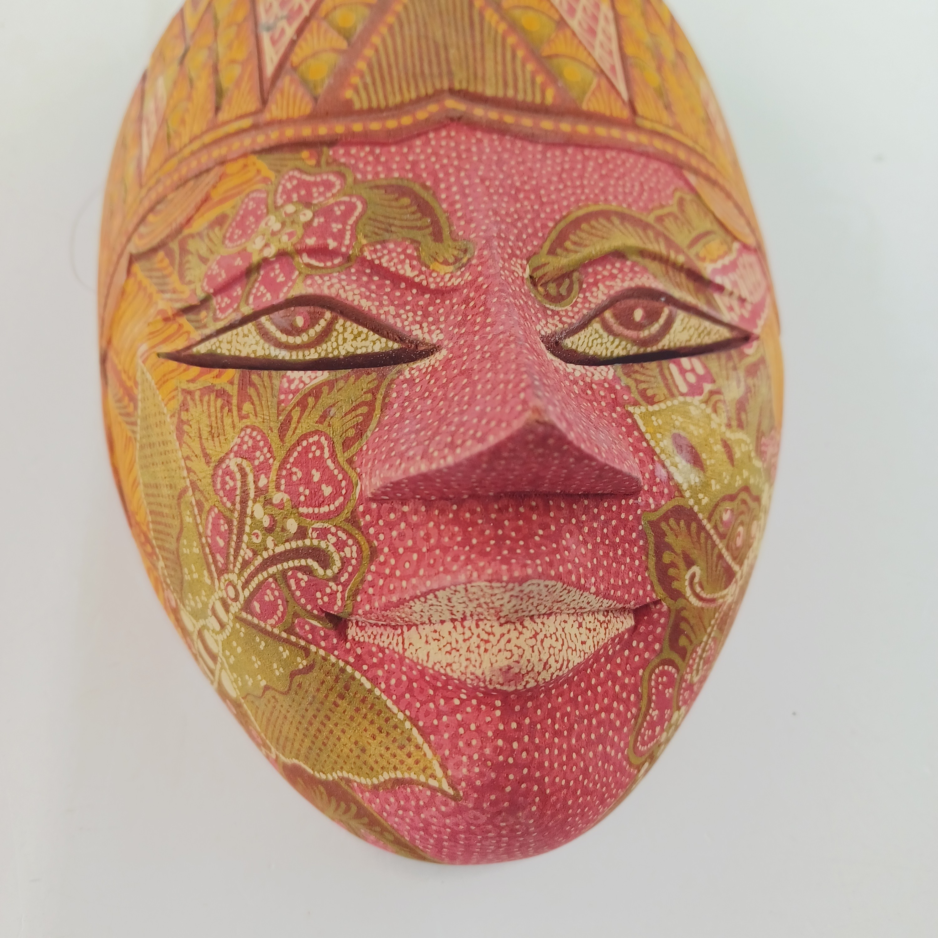 Voir photo 2 de Masque de bois rouge sculpté de 23 cm Masque de bois rouge sculpté de 23 cm Très bon état reconditionné photo 2