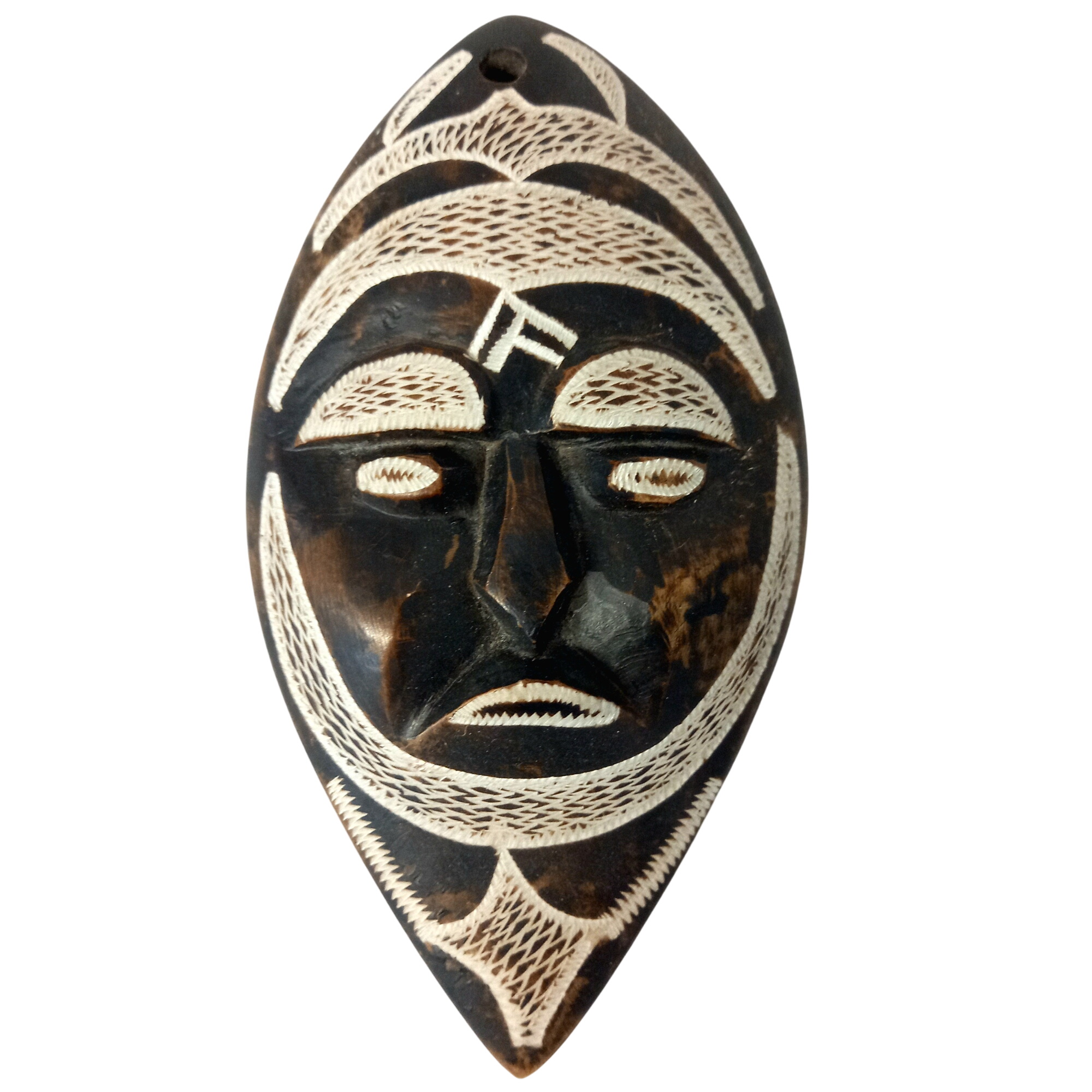 Masque décoratif ethnique/tribal en pierre polie - probablement en provenance du Maroc Très bon état - 19,00 € Masque décoratif ethnique/tribal en pierre polie - probablement en provenance du Maroc Très bon état reconditionné disponible sur Label Emmaüs