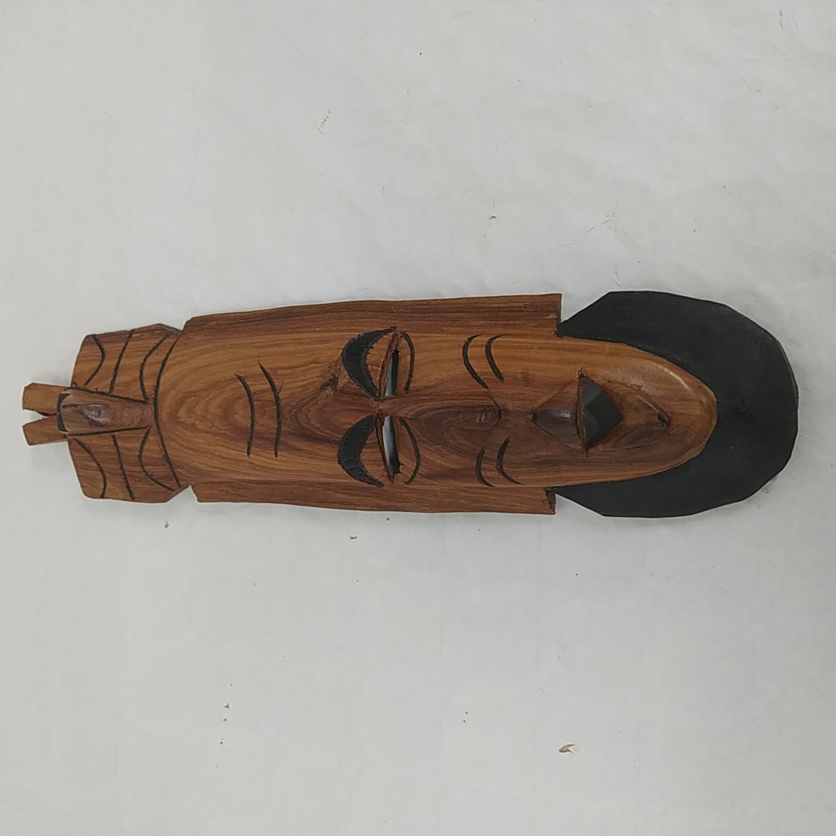 Masque ethnique en bois Bon état - 12,00 € Masque ethnique en bois Bon état reconditionné disponible sur Label Emmaüs