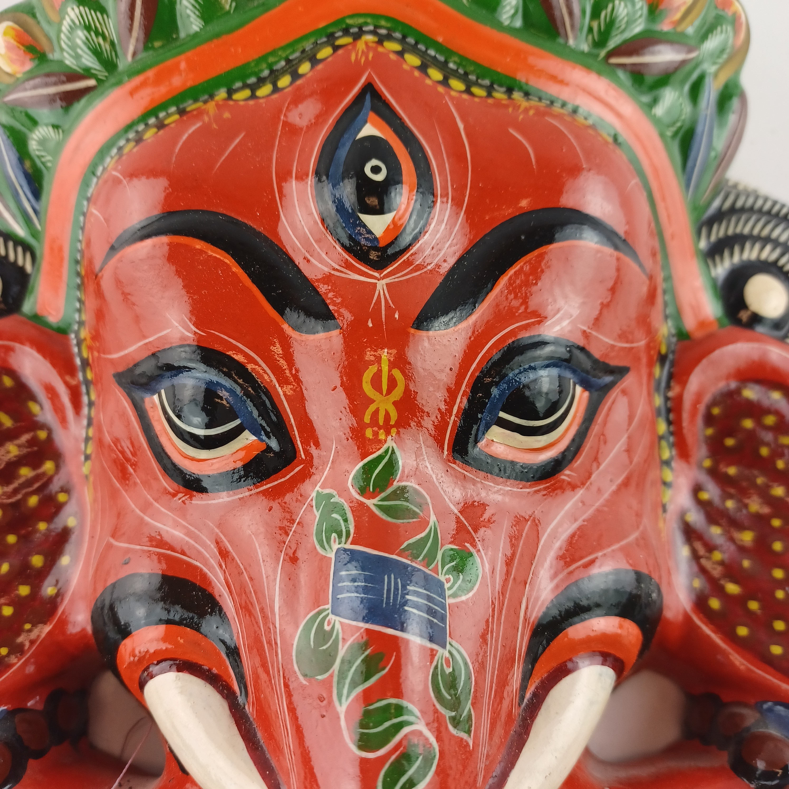 Voir photo 2 de Masque hindou d'éléphant en papier mâché et plâtre de 27 cm à la décoration fait-main Masque hindou d'éléphant en papier mâché et plâtre de 27 cm à la décoration fait-main Très bon état reconditionné photo 2