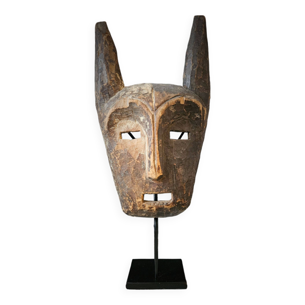 Masque LEGA Ancien surmonté de Cornes. Socoiété Bwami. Soclé    H : 44*18 cm    R. D. Congo Bon état reconditionné (offre indisponible)