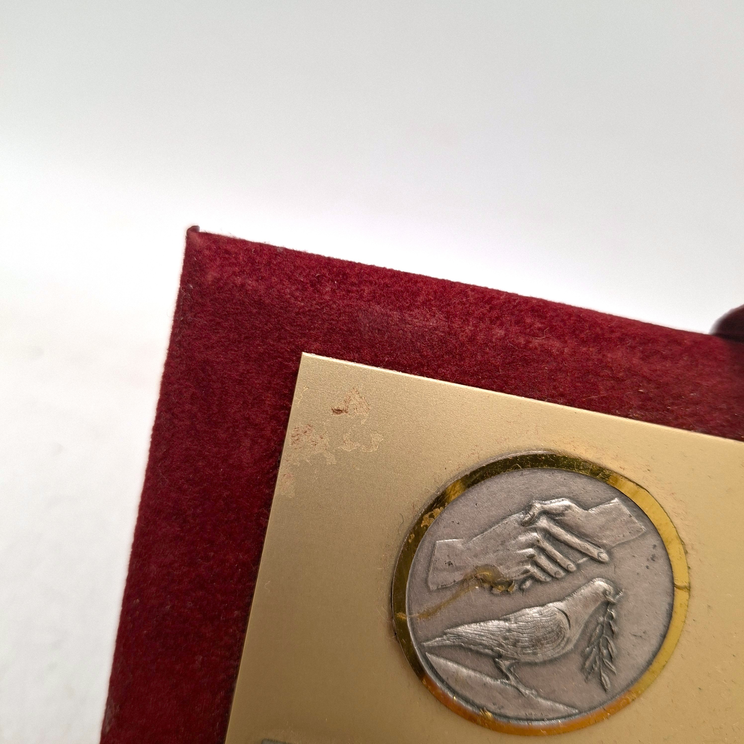 Voir photo 6 de Médaille O.M.S. de la ville de Senlis - 1986 dans son écrin Médaille O.M.S. de la ville de Senlis - 1986 dans son écrin Bon état reconditionné photo 6