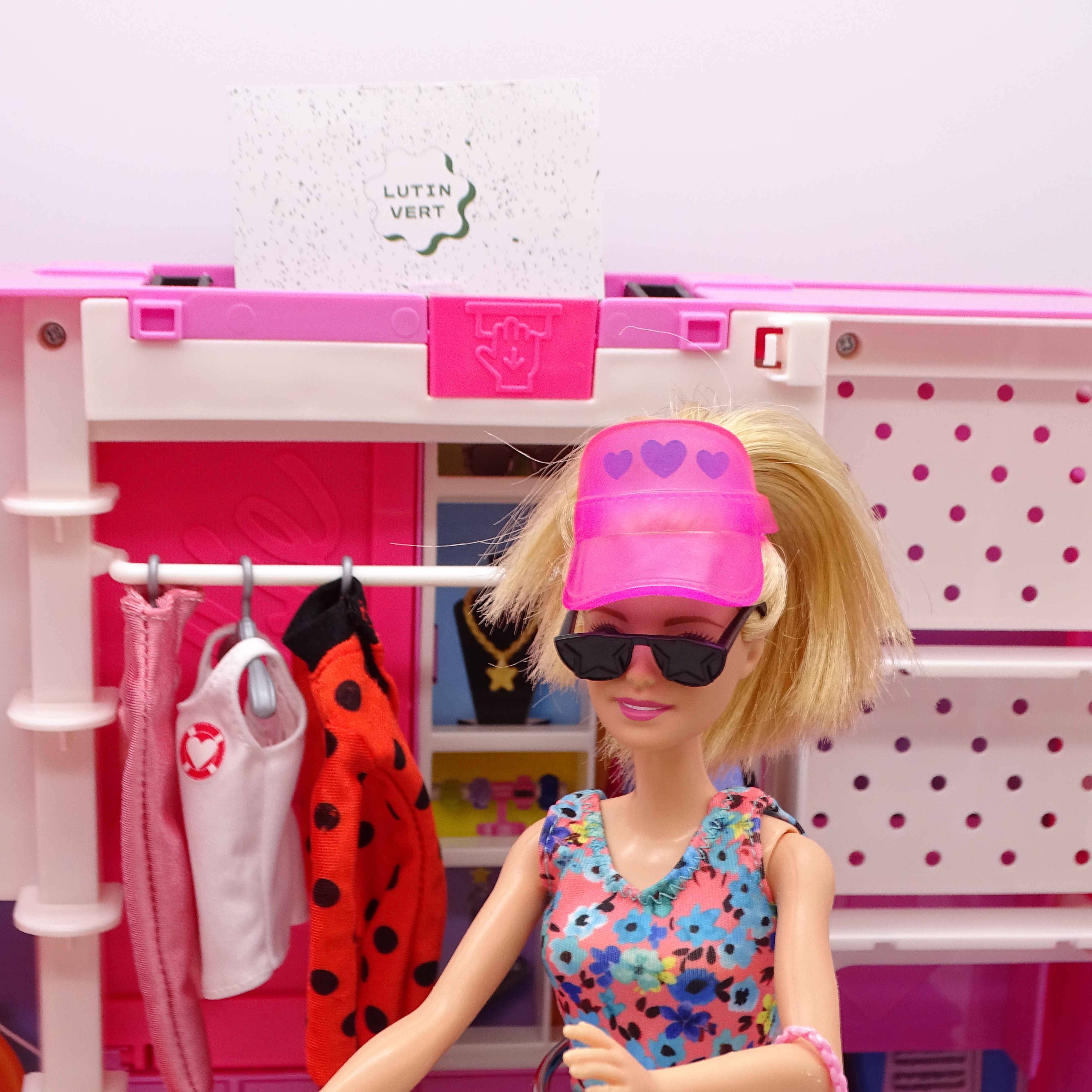 Voir photo 3 de Mega dressing Barbie d'occasion MATTEL - Dès 5 ans | Ref 14166 Mega dressing Barbie d'occasion MATTEL - Dès 5 ans | Ref 14166 Très bon état reconditionné photo 3