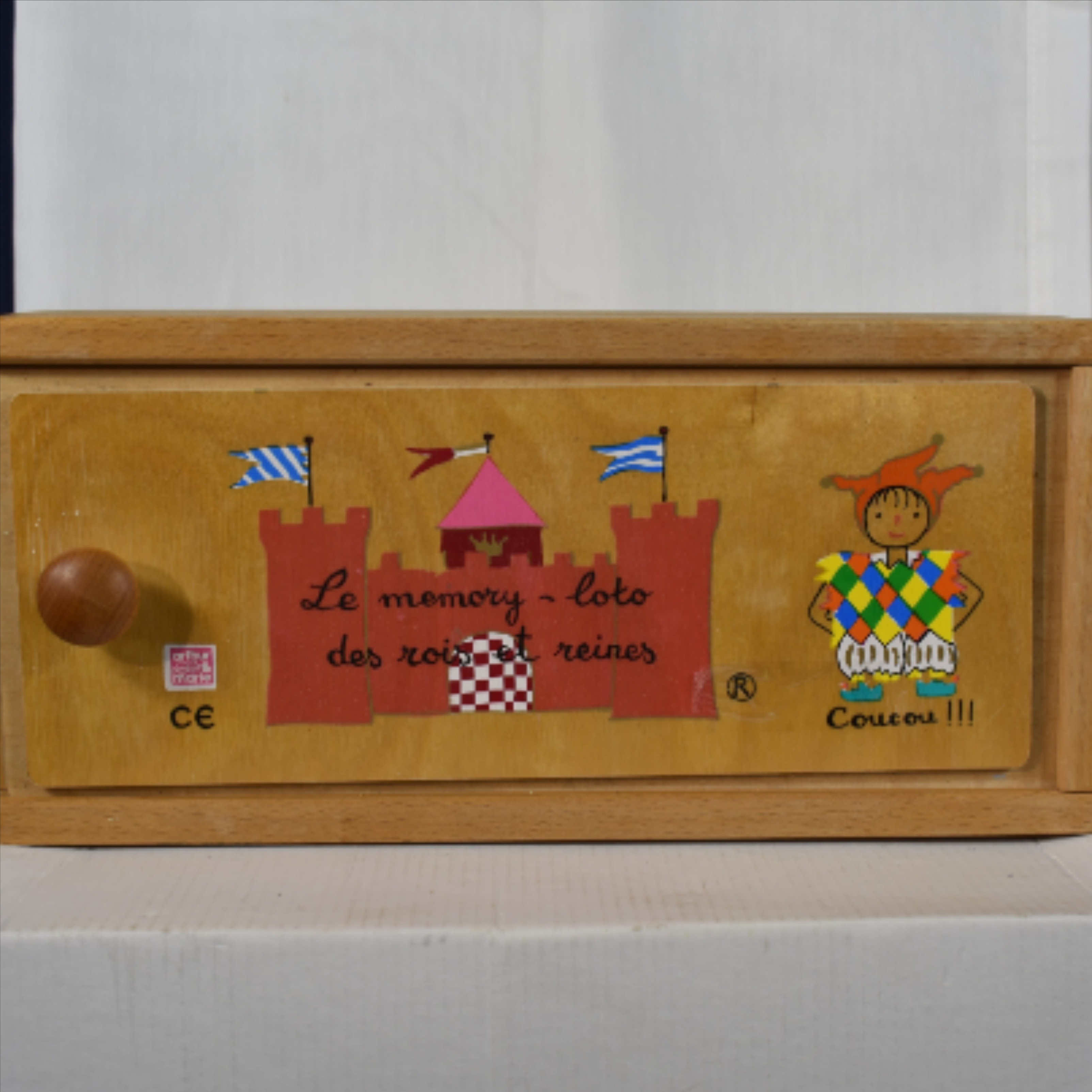 Voir photo 2 de "Memory - loto des rois et reines" - Jeu en bois - Arthur et Marie Éditeur - Manque 4 plaquettes - (Boîte 28.5 x 13.5 x h. 8 cm) "Memory - loto des rois et reines" - Jeu en bois - Arthur et Marie Éditeur - Manque 4 plaquettes - (Boîte 28.5 x 13.5 x h. 8 cm) Bon état reconditionné photo 2