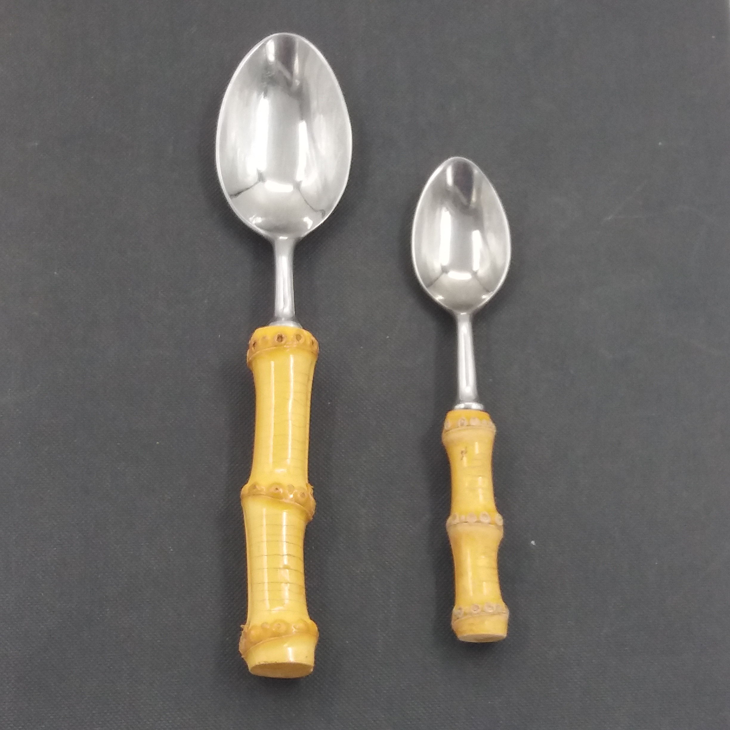 Voir photo 10 de Ménagère 36 pièces inox et bambou. 12 couteaux viande et fromage, 12 fourchettes dont 6 à dessert, 6 cuillères à soupe et 6 à dessert. Vintage 60’. Ménagère 36 pièces inox et bambou. 12 couteaux viande et fromage, 12 fourchettes dont 6 à dessert, 6 cuillères à soupe et 6 à dessert. Vintage 60’. Très bon état reconditionné photo 10