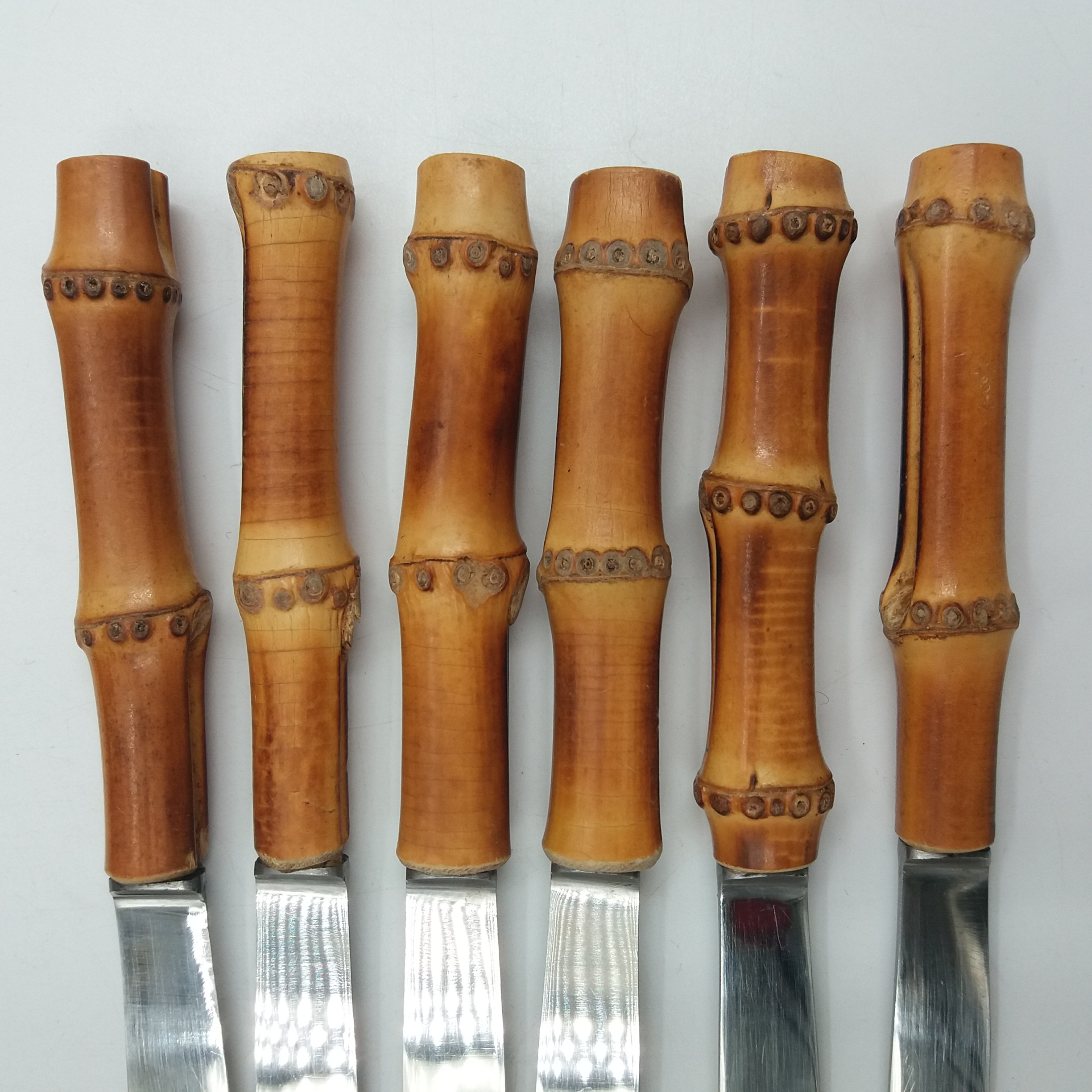 Voir photo 12 de Ménagère 36 pièces inox et bambou. 12 couteaux viande et fromage, 12 fourchettes dont 6 à dessert, 6 cuillères à soupe et 6 à dessert. Vintage 60’. Ménagère 36 pièces inox et bambou. 12 couteaux viande et fromage, 12 fourchettes dont 6 à dessert, 6 cuillères à soupe et 6 à dessert. Vintage 60’. Très bon état reconditionné photo 12