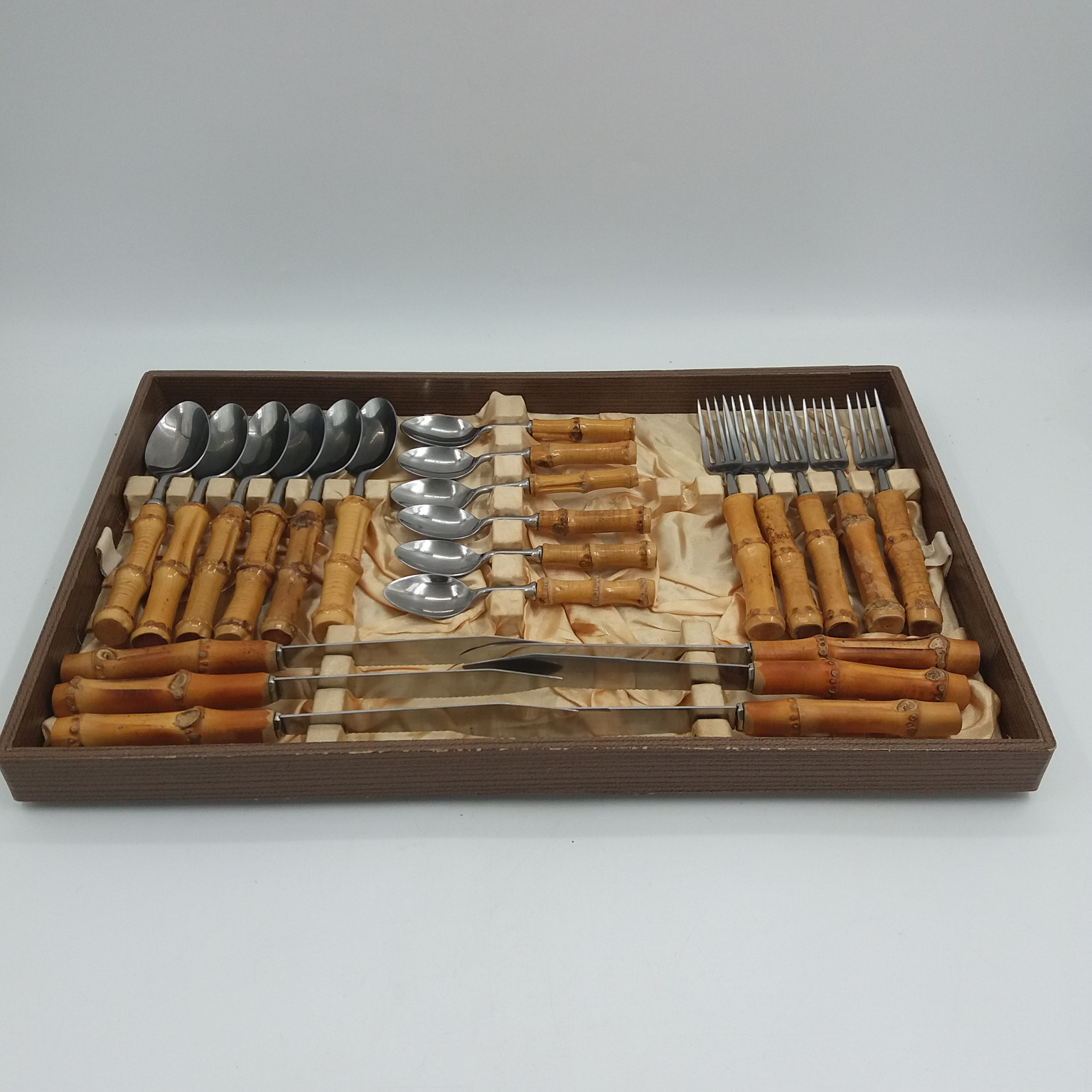 Voir photo 2 de Ménagère 36 pièces inox et bambou. 12 couteaux viande et fromage, 12 fourchettes dont 6 à dessert, 6 cuillères à soupe et 6 à dessert. Vintage 60’. Ménagère 36 pièces inox et bambou. 12 couteaux viande et fromage, 12 fourchettes dont 6 à dessert, 6 cuillères à soupe et 6 à dessert. Vintage 60’. Très bon état reconditionné photo 2