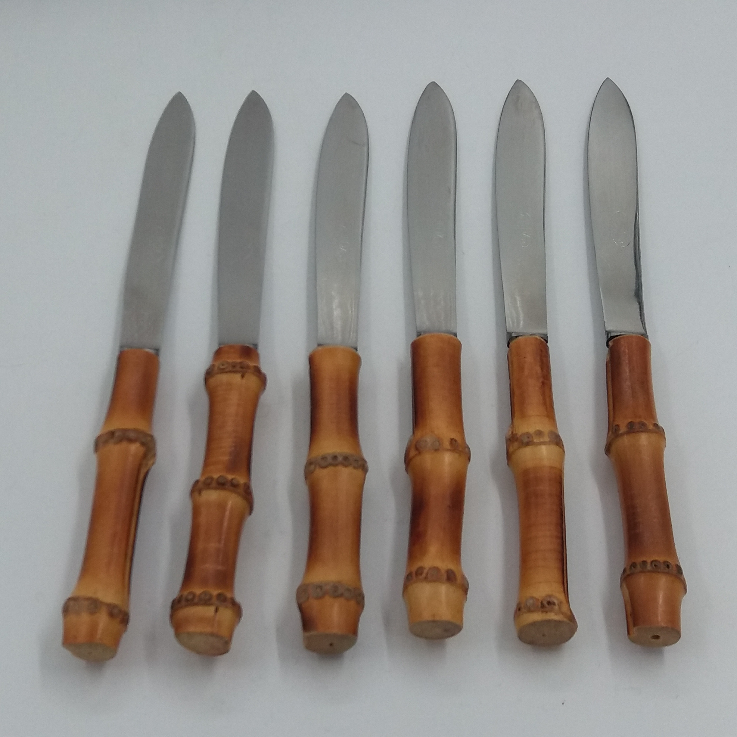 Voir photo 3 de Ménagère 36 pièces inox et bambou. 12 couteaux viande et fromage, 12 fourchettes dont 6 à dessert, 6 cuillères à soupe et 6 à dessert. Vintage 60’. Ménagère 36 pièces inox et bambou. 12 couteaux viande et fromage, 12 fourchettes dont 6 à dessert, 6 cuillères à soupe et 6 à dessert. Vintage 60’. Très bon état reconditionné photo 3