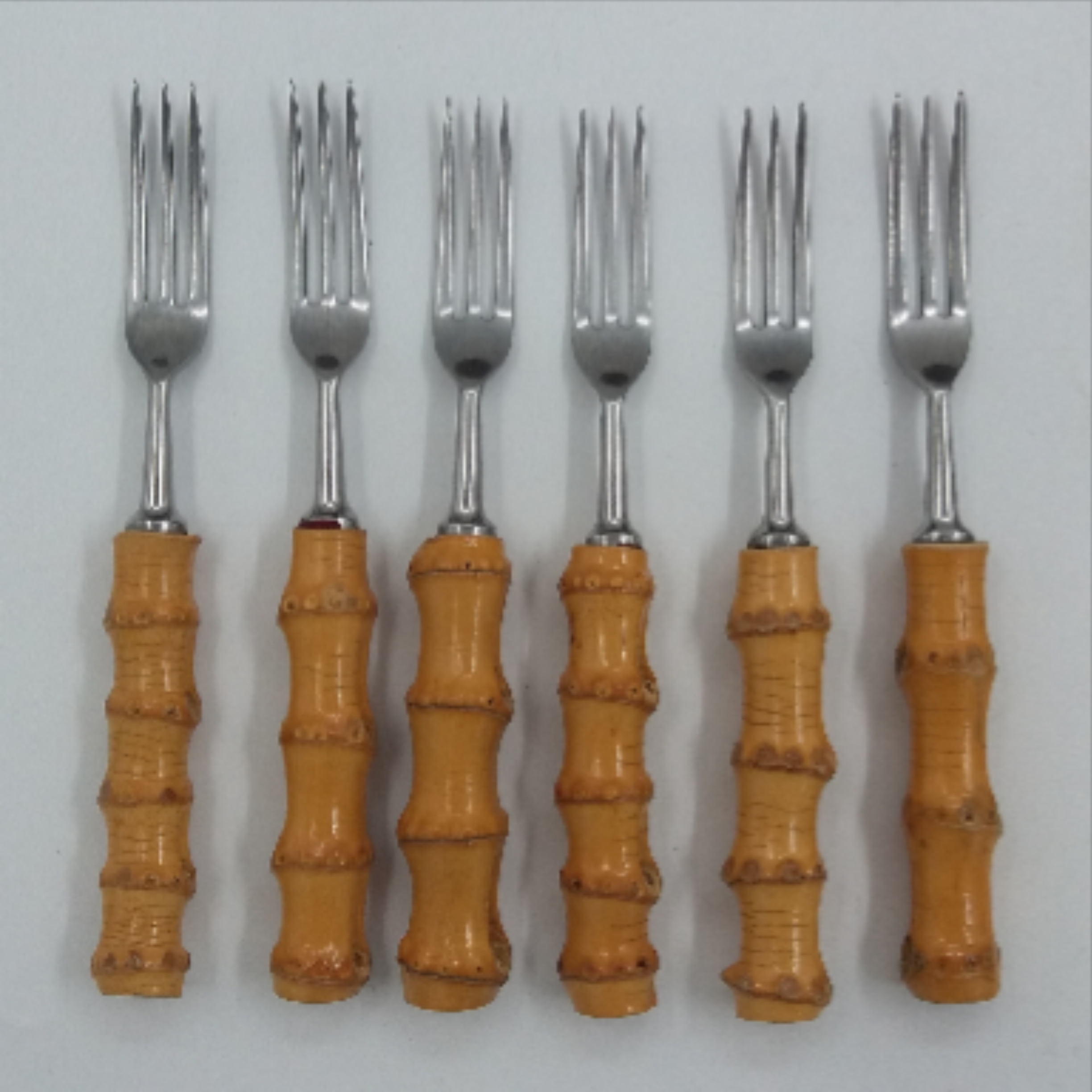 Voir photo 4 de Ménagère 36 pièces inox et bambou. 12 couteaux viande et fromage, 12 fourchettes dont 6 à dessert, 6 cuillères à soupe et 6 à dessert. Vintage 60’. Ménagère 36 pièces inox et bambou. 12 couteaux viande et fromage, 12 fourchettes dont 6 à dessert, 6 cuillères à soupe et 6 à dessert. Vintage 60’. Très bon état reconditionné photo 4