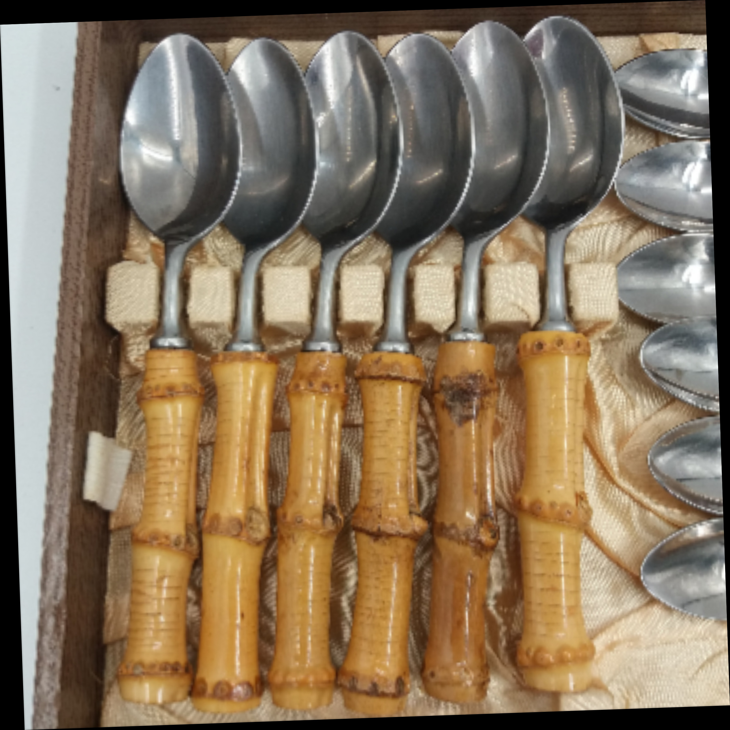 Voir photo 5 de Ménagère 36 pièces inox et bambou. 12 couteaux viande et fromage, 12 fourchettes dont 6 à dessert, 6 cuillères à soupe et 6 à dessert. Vintage 60’. Ménagère 36 pièces inox et bambou. 12 couteaux viande et fromage, 12 fourchettes dont 6 à dessert, 6 cuillères à soupe et 6 à dessert. Vintage 60’. Très bon état reconditionné photo 5