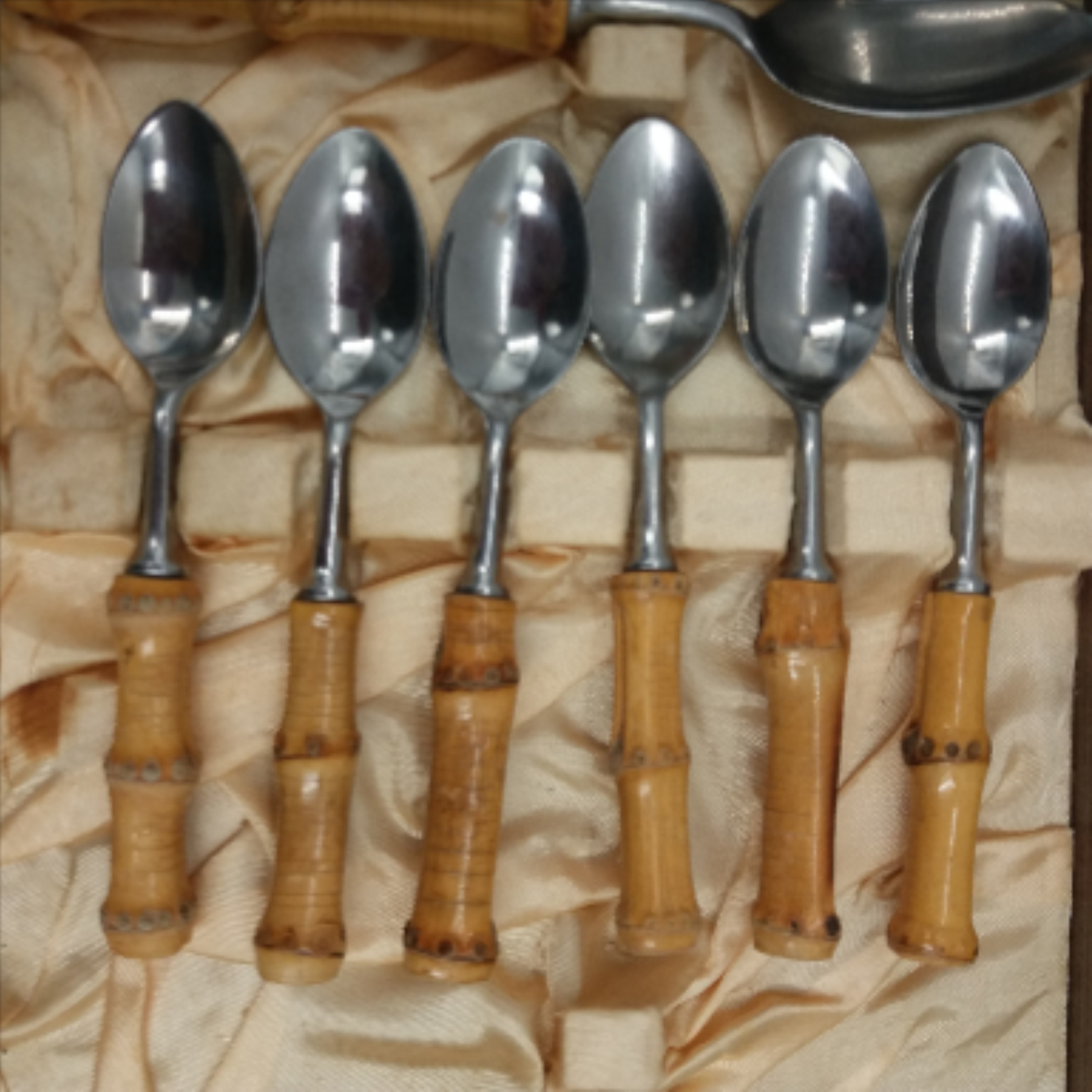 Voir photo 6 de Ménagère 36 pièces inox et bambou. 12 couteaux viande et fromage, 12 fourchettes dont 6 à dessert, 6 cuillères à soupe et 6 à dessert. Vintage 60’. Ménagère 36 pièces inox et bambou. 12 couteaux viande et fromage, 12 fourchettes dont 6 à dessert, 6 cuillères à soupe et 6 à dessert. Vintage 60’. Très bon état reconditionné photo 6