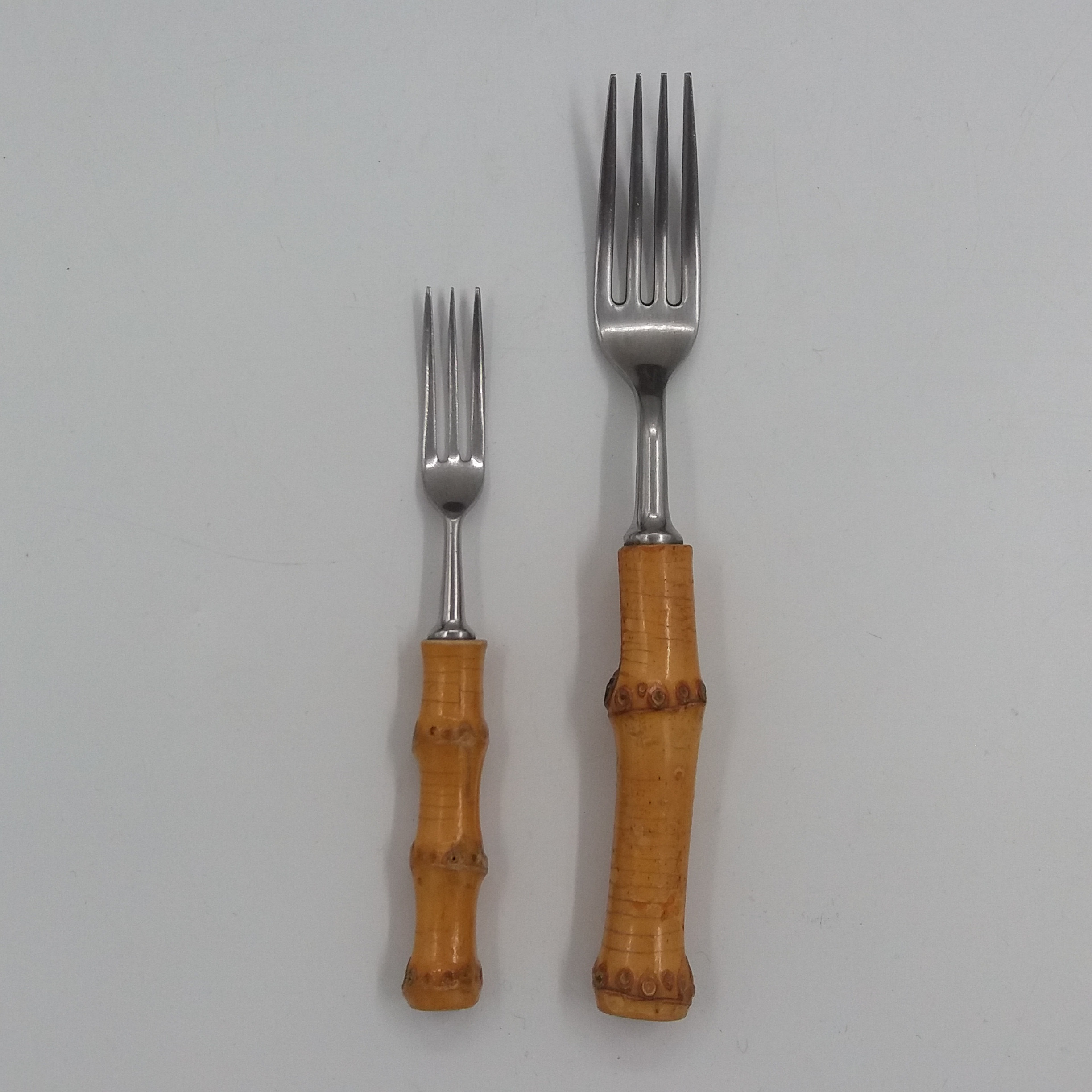 Voir photo 7 de Ménagère 36 pièces inox et bambou. 12 couteaux viande et fromage, 12 fourchettes dont 6 à dessert, 6 cuillères à soupe et 6 à dessert. Vintage 60’. Ménagère 36 pièces inox et bambou. 12 couteaux viande et fromage, 12 fourchettes dont 6 à dessert, 6 cuillères à soupe et 6 à dessert. Vintage 60’. Très bon état reconditionné photo 7