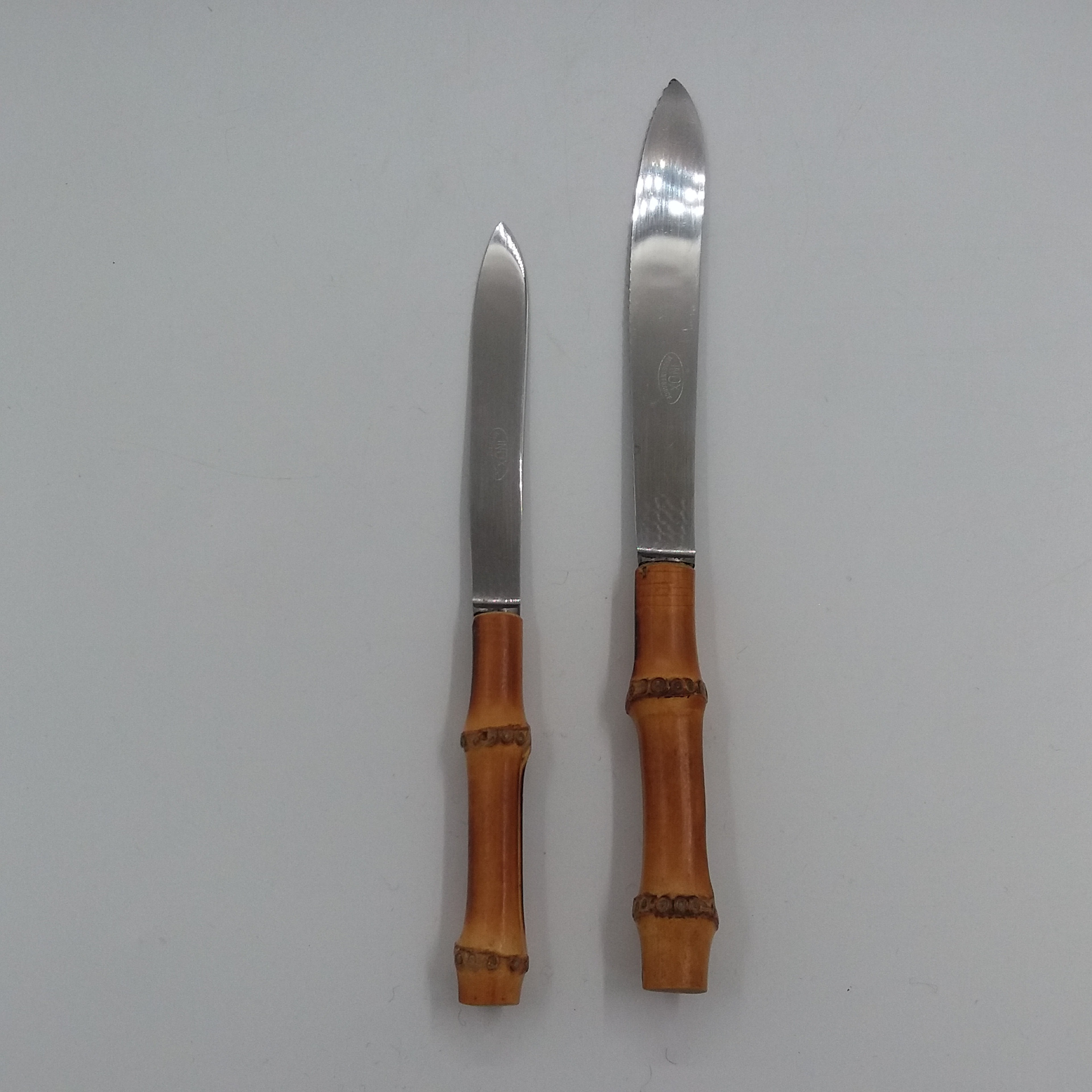 Voir photo 8 de Ménagère 36 pièces inox et bambou. 12 couteaux viande et fromage, 12 fourchettes dont 6 à dessert, 6 cuillères à soupe et 6 à dessert. Vintage 60’. Ménagère 36 pièces inox et bambou. 12 couteaux viande et fromage, 12 fourchettes dont 6 à dessert, 6 cuillères à soupe et 6 à dessert. Vintage 60’. Très bon état reconditionné photo 8