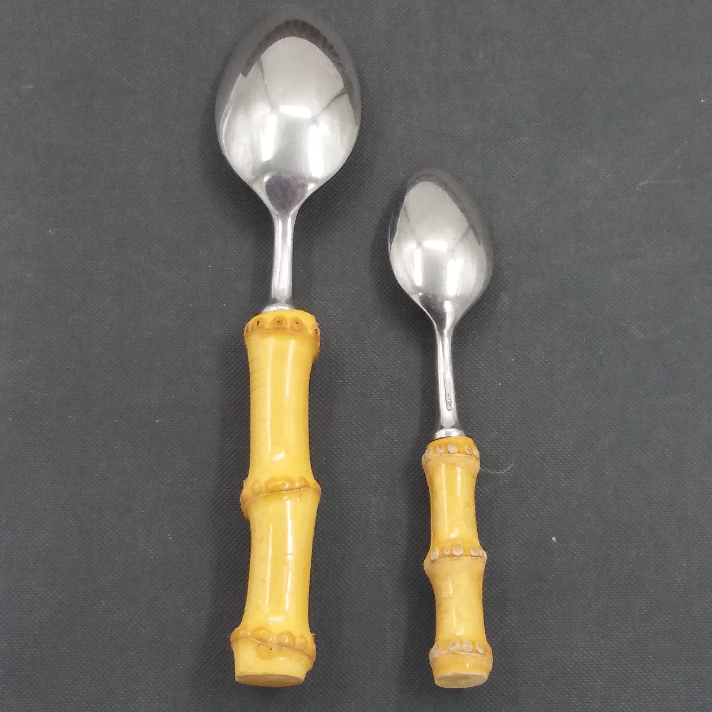 Voir photo 9 de Ménagère 36 pièces inox et bambou. 12 couteaux viande et fromage, 12 fourchettes dont 6 à dessert, 6 cuillères à soupe et 6 à dessert. Vintage 60’. Ménagère 36 pièces inox et bambou. 12 couteaux viande et fromage, 12 fourchettes dont 6 à dessert, 6 cuillères à soupe et 6 à dessert. Vintage 60’. Très bon état reconditionné photo 9