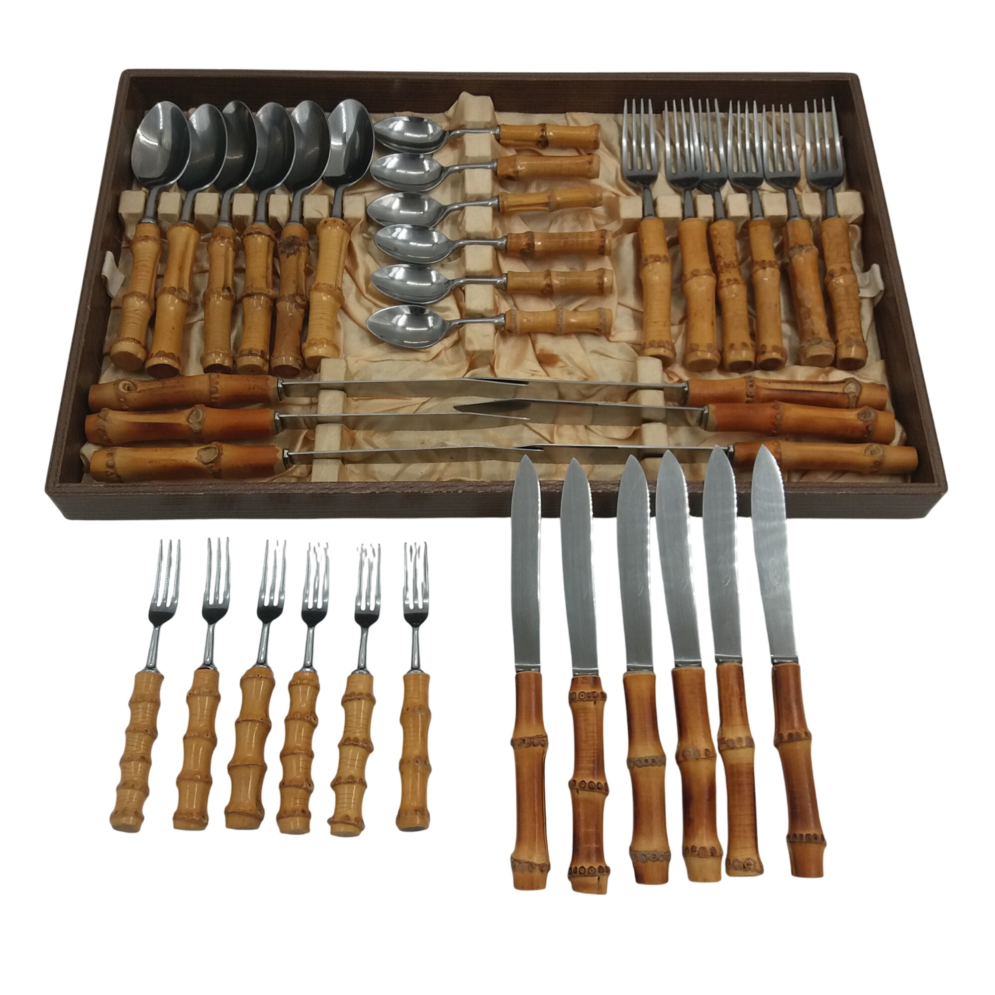 Ménagère 36 pièces inox et bambou. 12 couteaux viande et fromage, 12 fourchettes dont 6 à dessert, 6 cuillères à soupe et 6 à dessert. Vintage 60’. Très bon état - 199,00 € Ménagère 36 pièces inox et bambou. 12 couteaux viande et fromage, 12 fourchettes dont 6 à dessert, 6 cuillères à soupe et 6 à dessert. Vintage 60’. Très bon état reconditionné disponible sur Label Emmaüs