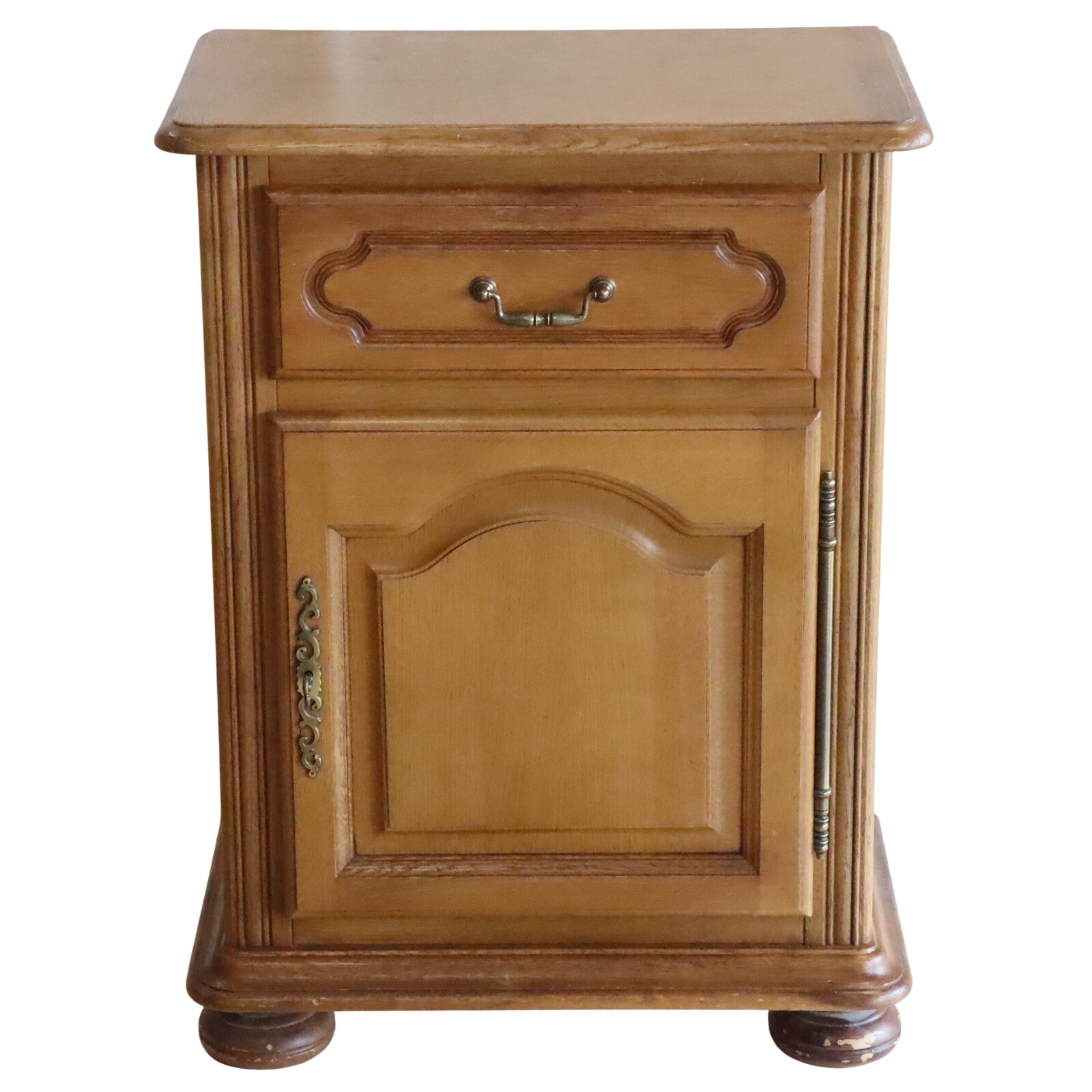 Meuble de rangement en bois massif Bon état - 29,50 € Meuble de rangement en bois massif Bon état reconditionné disponible sur Label Emmaüs