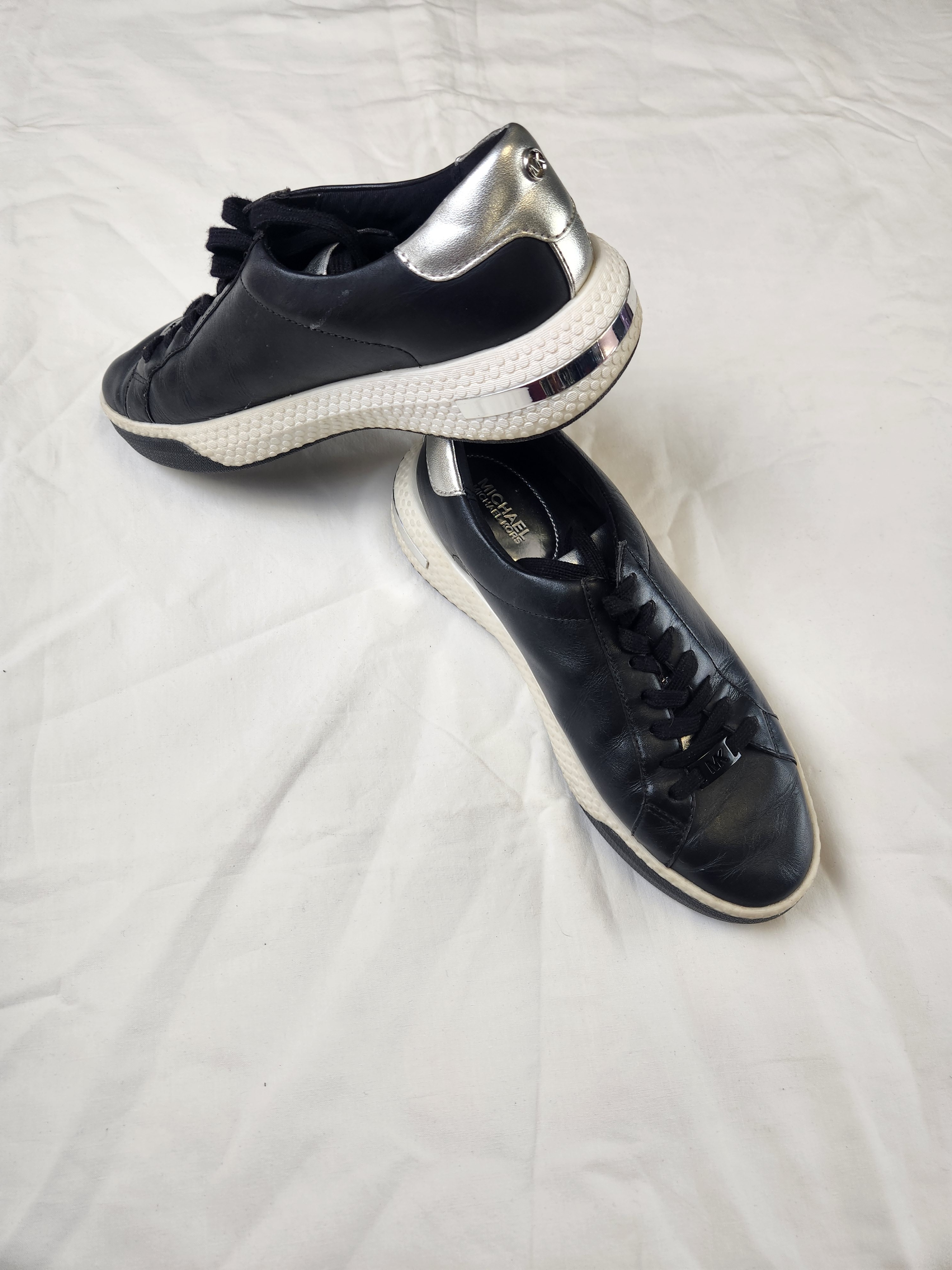 Voir photo 4 de Michael kors – baskets noir en toile – pointure 39 (estimé) Michael kors – baskets noir en toile – pointure 39 (estimé) Très bon état reconditionné photo 4