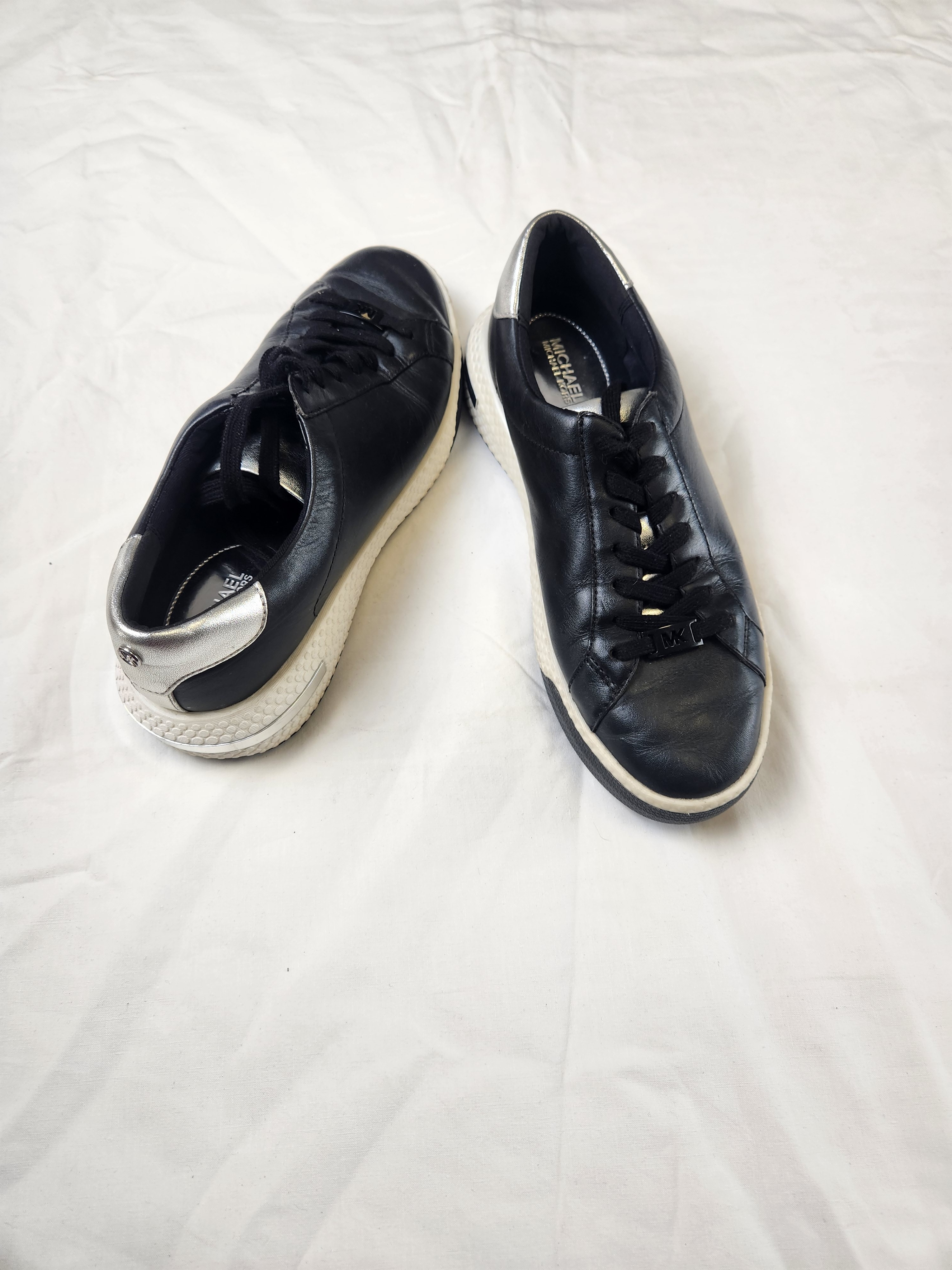 Voir photo 5 de Michael kors – baskets noir en toile – pointure 39 (estimé) Michael kors – baskets noir en toile – pointure 39 (estimé) Très bon état reconditionné photo 5