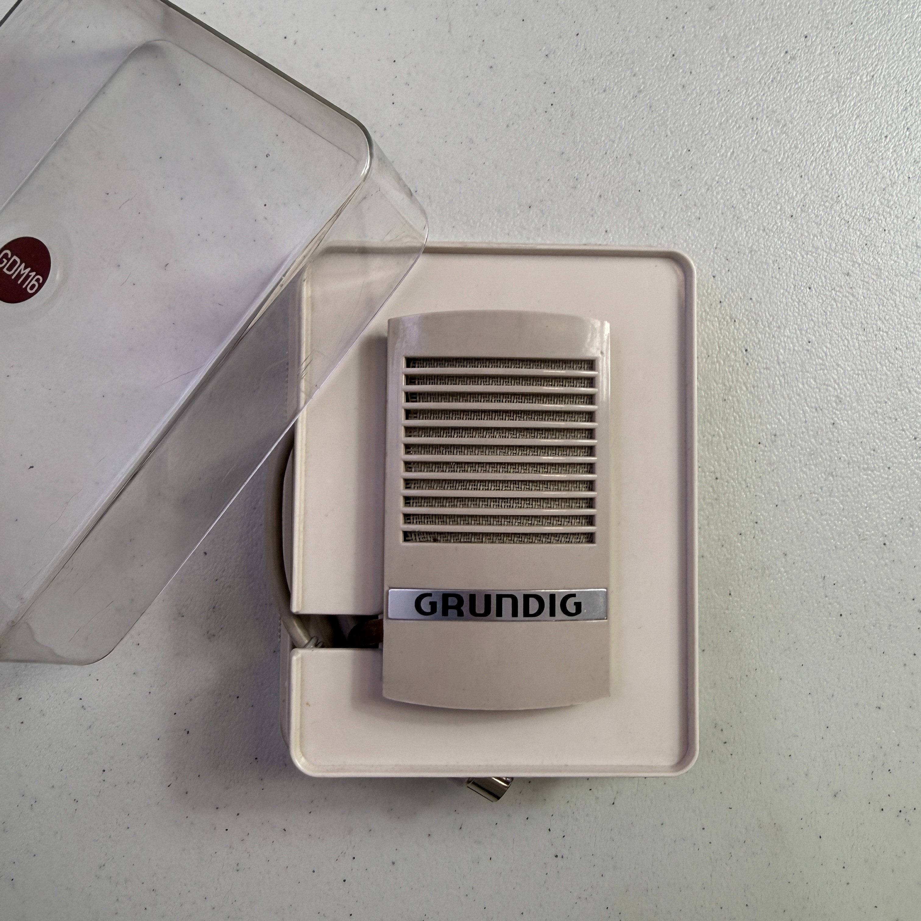 Voir photo 2 de Microphone dynamique vintage Grundig GDM | Dero Microphone dynamique vintage Grundig GDM Bon état reconditionné photo 2 | Dero